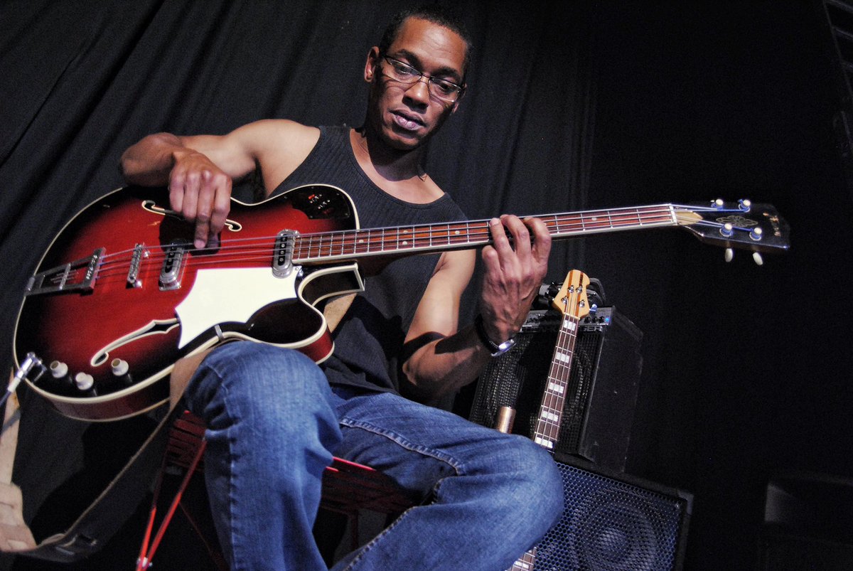 ThierryOLIVIER's tweet photo. Robert COOPER….
Je viens d’apprendre que tu nous as quitté samedi dernier…
Ton accent Américain va nous manquer.
Tu étais un incroyable bassiste.
Ou que tu sois, sois bien Rob Coo Coop
Une grande pensée pour Nadia et tes enfants….
#robertcooper #cooper #bassiste #music https://t.co/lYd1jlfHiM