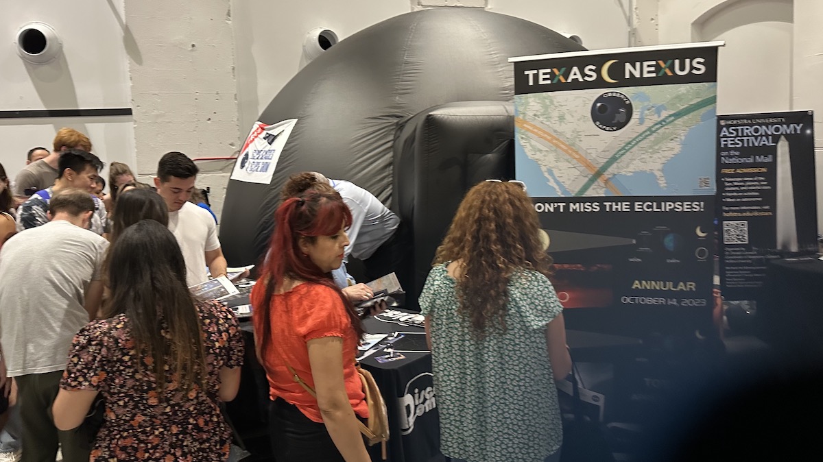 An amazing time at the Astronomy Festival on the National Mall - over 500 guests saw our free eclipse show, with subtitles for the hearing impaired. For more #eclipse info, see our latest eclipse newsletter:  mailchi.mp/b21dd90e3fe5/e…  <a href="/PatReiff/">Patricia Reiff</a> <a href="/RiceSpace/">Rice Space Institute</a> @RicePhys <a href="/NASAHEAT/">NASA HEAT</a>