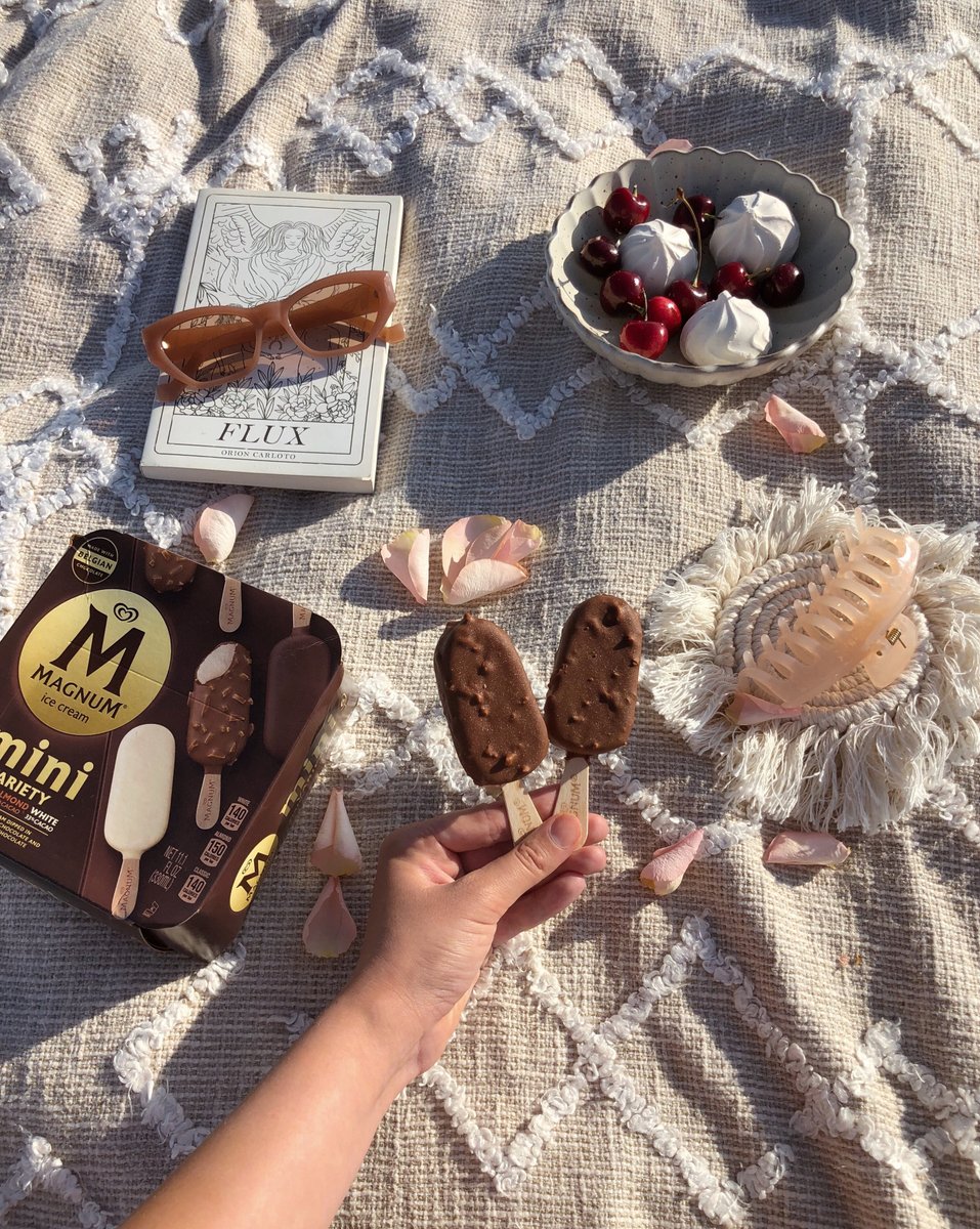 Seas the day with a sweet treat! ☀️ 🌊 ​ Tag the beach bestie you'd want to enjoy a sunny day complete with Magnum Mini ice cream in the comments. 👋