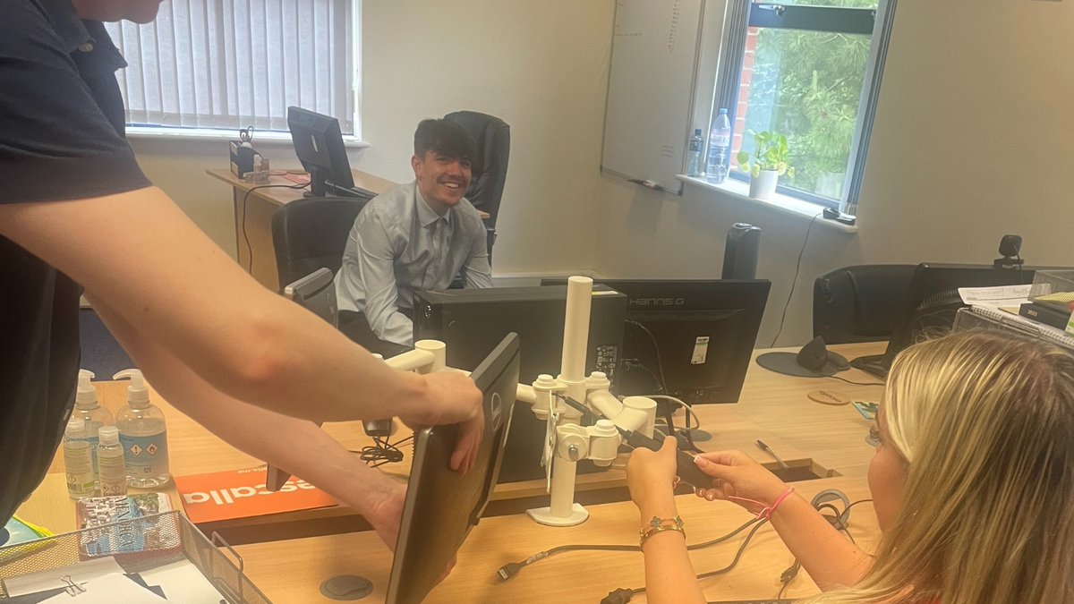 escallaTraining's tweet image. Meet Ella, our exceptional Digital Support Technician apprentice, as she expertly sets up a monitor for Jason!
👩‍💻💪 
#WomenInTech #TechApprentice