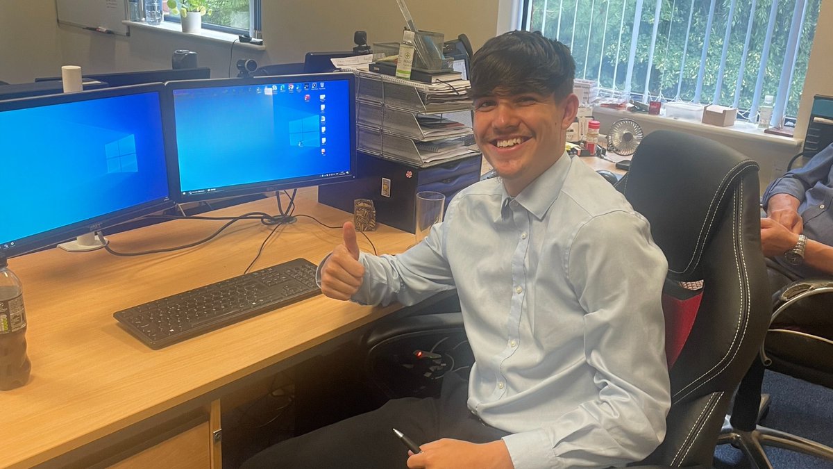 escallaTraining's tweet image. Meet Ella, our exceptional Digital Support Technician apprentice, as she expertly sets up a monitor for Jason!
👩‍💻💪 
#WomenInTech #TechApprentice