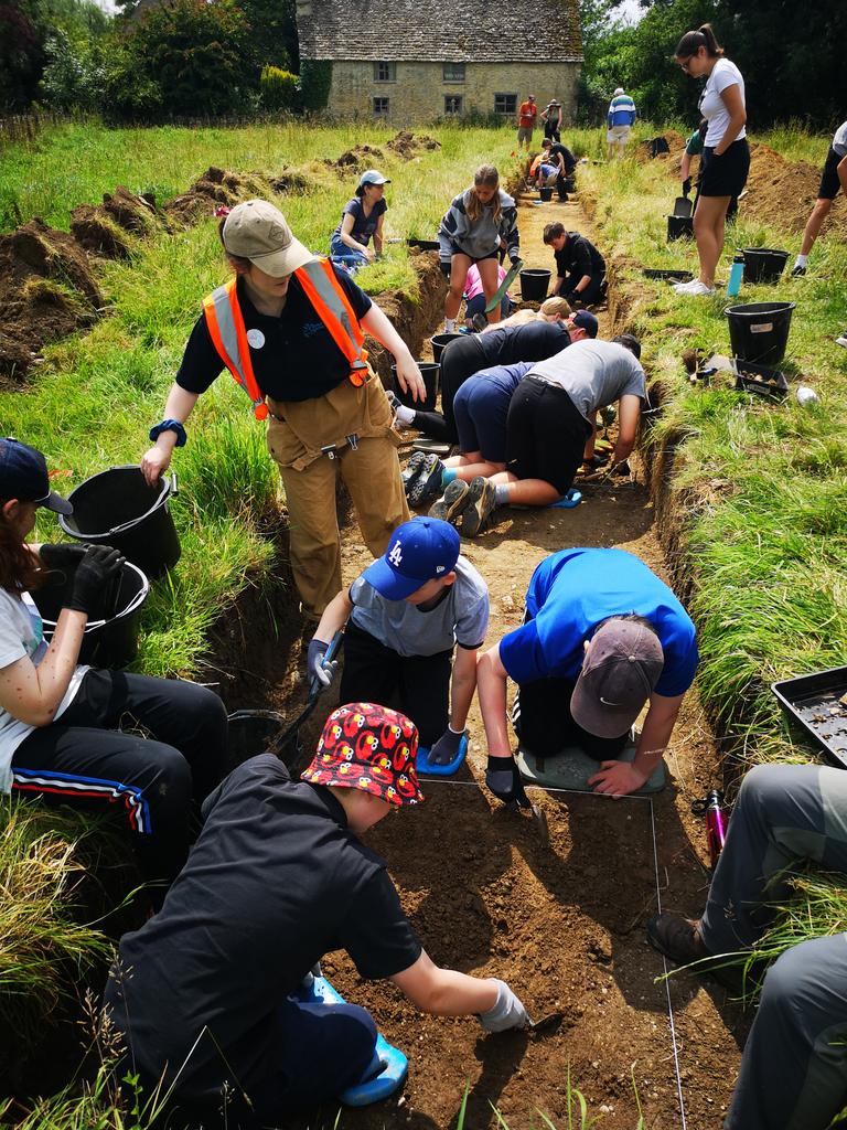 CotswoldArch's tweet photo. Year 8 students from Farmor's School, Fairford came to the #Kelmscottdig today, having a go at landscape surveying, digging and finds identification👌 @KelmscottManor @SocAntiquaries #communityarchaeology #schools #learningoutsidetheclassroom #Archaeology #learning #education https://t.co/hXF6byBAv6