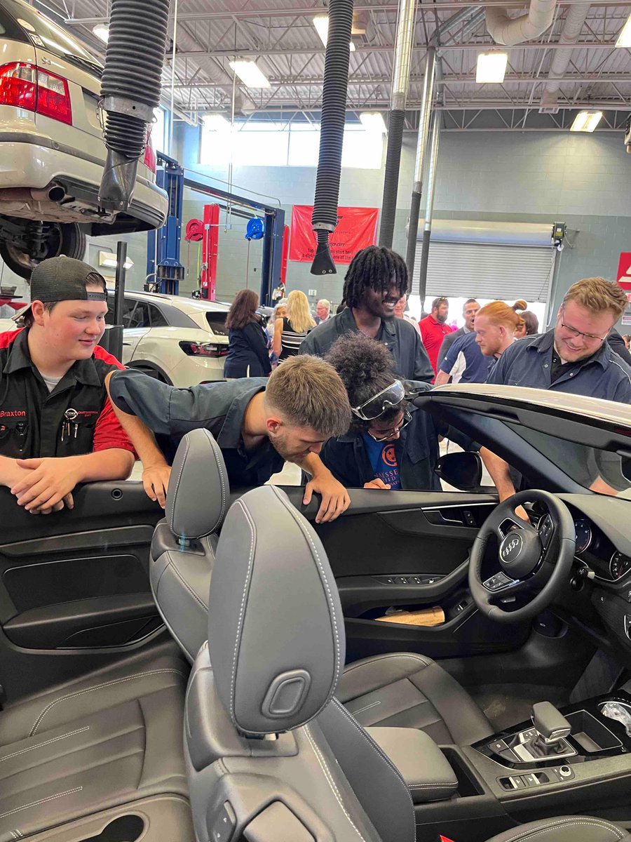 ChattStateCC's tweet photo. Thank you @VW  @Audi  &amp; Collision Repair Education Foundation (CREF) for recent donation of 12 vehicles to TCAT Collision &amp; Automotive programs providing hands-on learning in current electric vehicles, advanced sensors, electronics and more. 
#VW #audi #chattstate https://t.co/59PAmgJpHQ