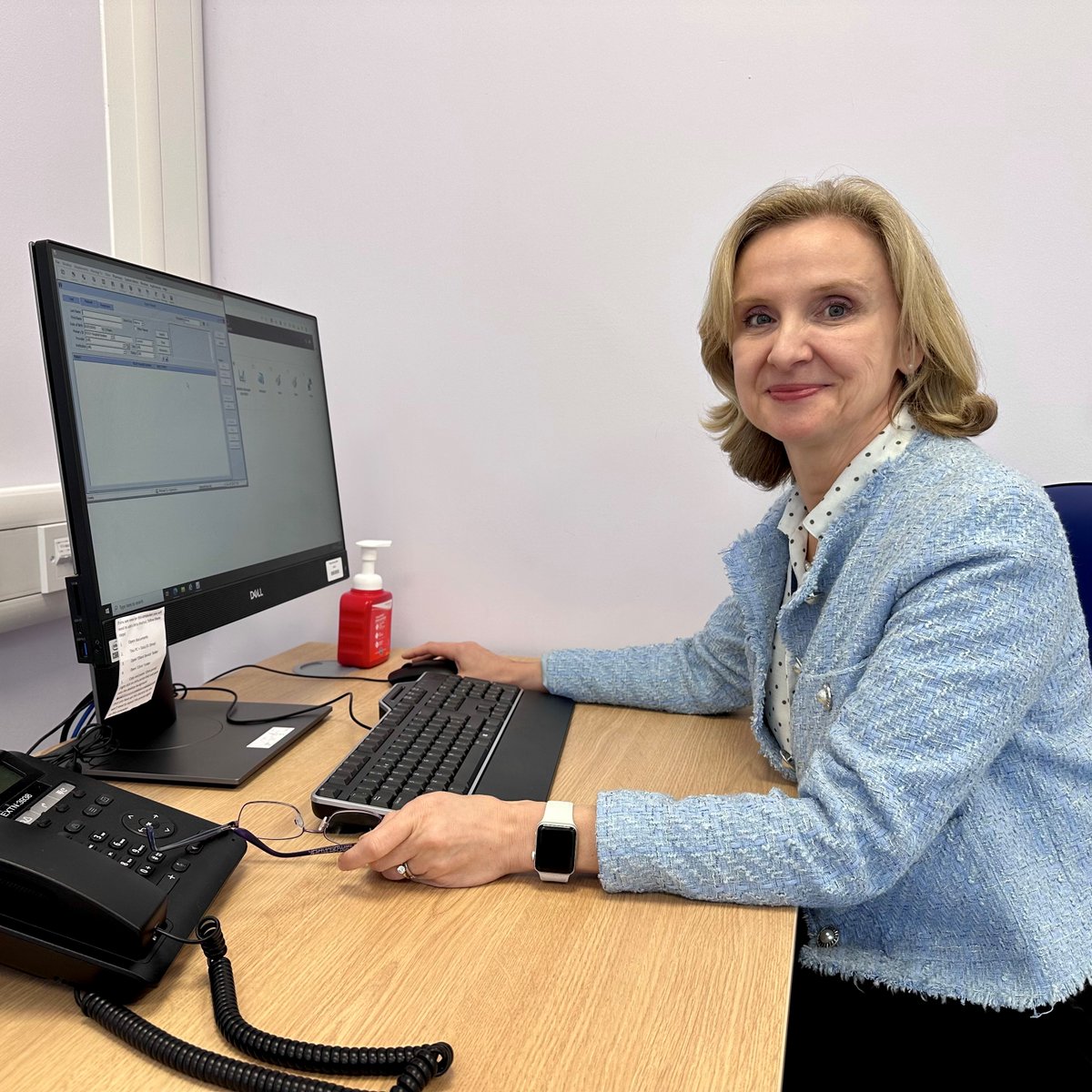 Researchers at Royal Surrey and <a href="/UniOfSurrey/">University of Surrey</a> have found that an electronic Frailty Index can predict the likelihood of frail patients surviving intensive cancer treatments such as chemotherapy - ow.ly/Tx9E50P0ccb

#RoyalSurrey #NHS #oncology #cancer #chemotherapy #research