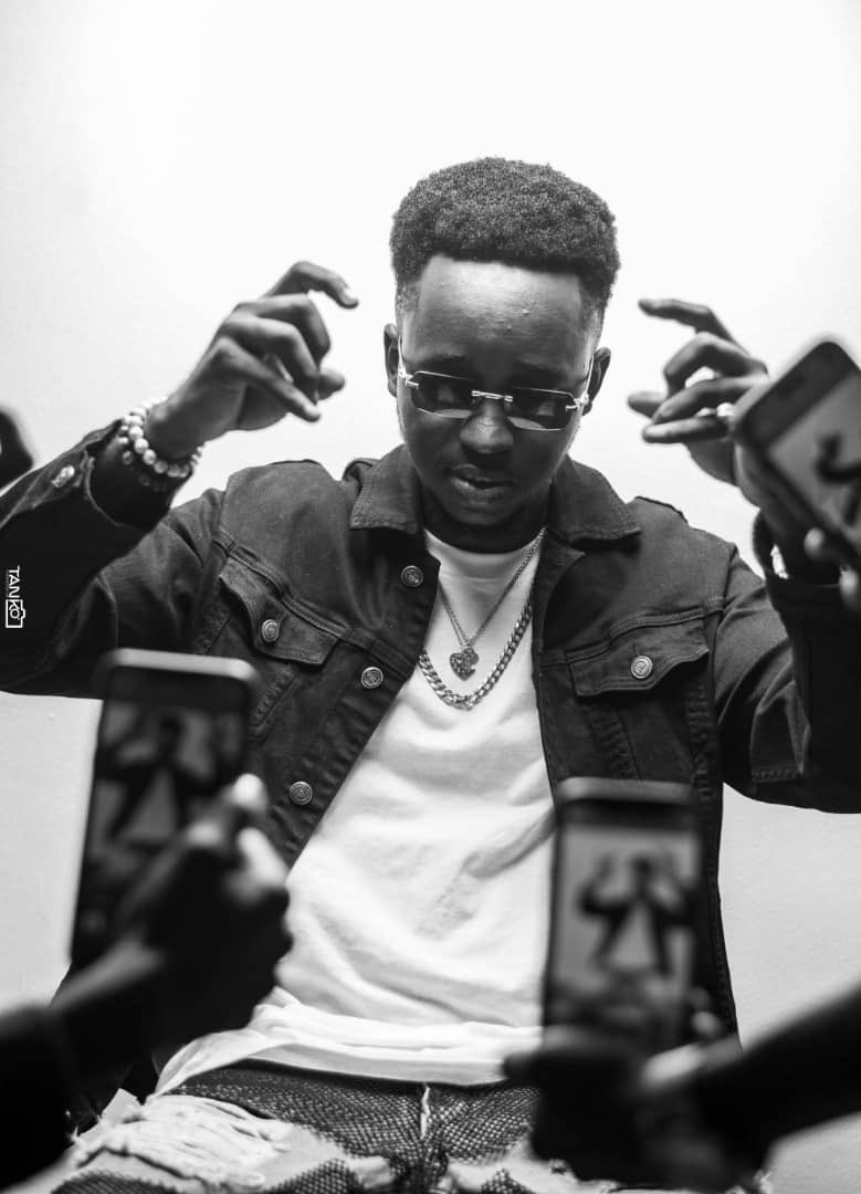 MCFreshh224's tweet photo. ☑️« Je les vois comme des grains de sable, ils le savent bien. »
☑️« J'suis intouchable comme les couilles d'un vieux père »

#CLASSIQUE2 pour vous les rayons ☀️ le 8 Juillet🔥🇬🇳 https://t.co/L2IblGojJY