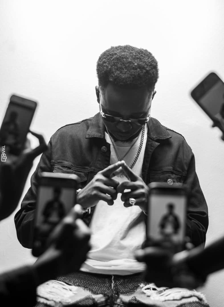 MCFreshh224's tweet photo. ☑️« Je les vois comme des grains de sable, ils le savent bien. »
☑️« J'suis intouchable comme les couilles d'un vieux père »

#CLASSIQUE2 pour vous les rayons ☀️ le 8 Juillet🔥🇬🇳 https://t.co/L2IblGojJY