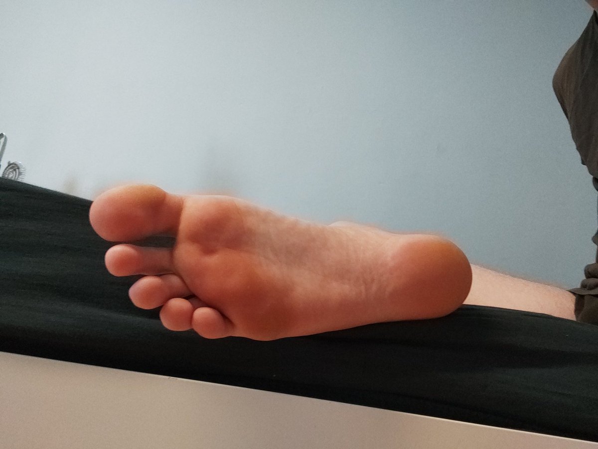 JungerHerr2000's tweet photo. Who's hungry? 😏
#feet #RT4master #paypig #findom #MONEY #findomfeet #feetfinder #cashcow #twink #rt https://t.co/NLbwUVdokv