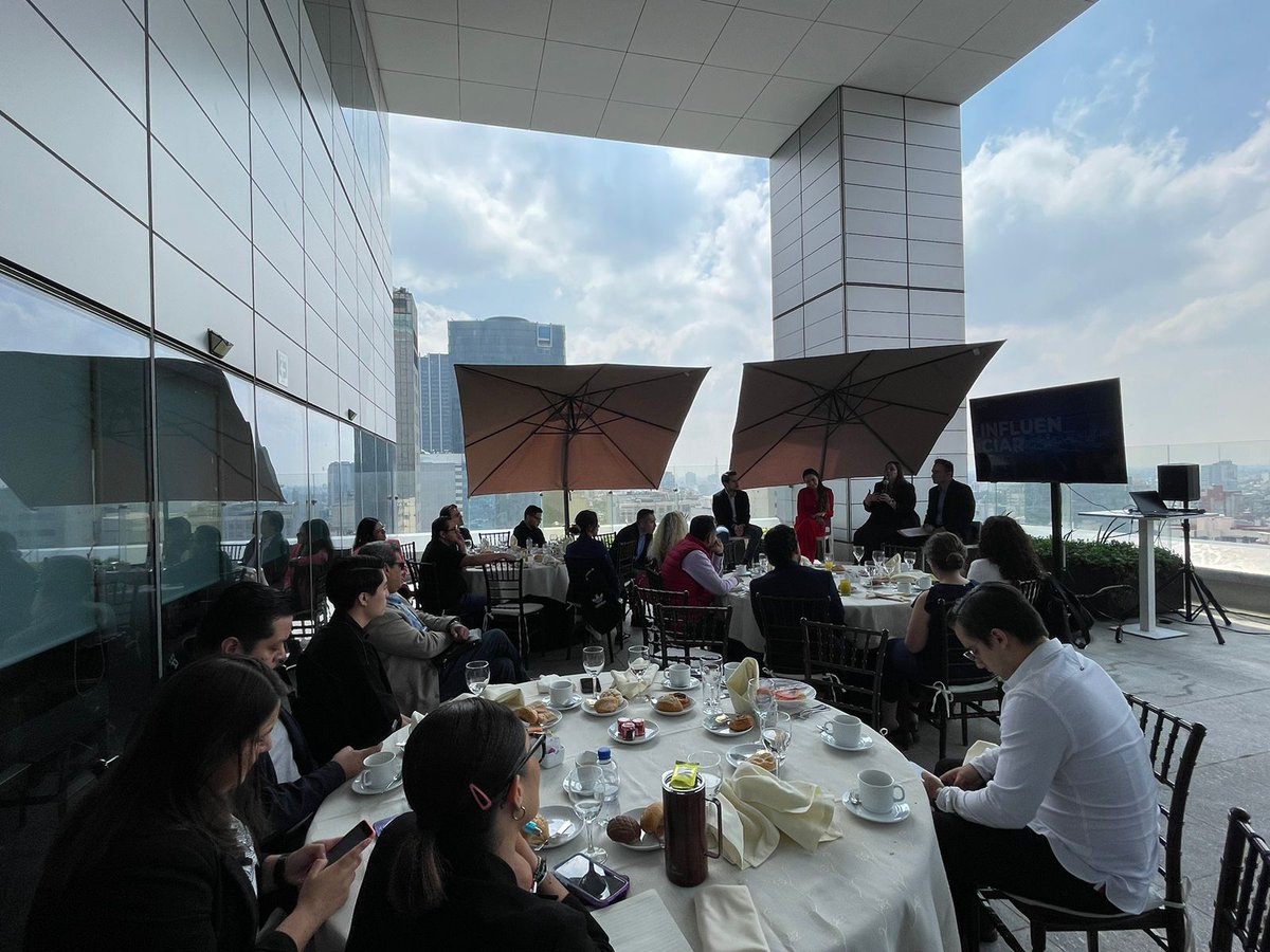 LLYC_Global's tweet image. ¿Qué rol juegan las tendencias digitales en la modernización del sistema de salud de México? Esta fue una de las interrogantes abordadas durante el Digital Health Summit organizado por los equipos de #Healthcare y #DeepDigital de #LLYCMéxico y @BESOBYLLYC