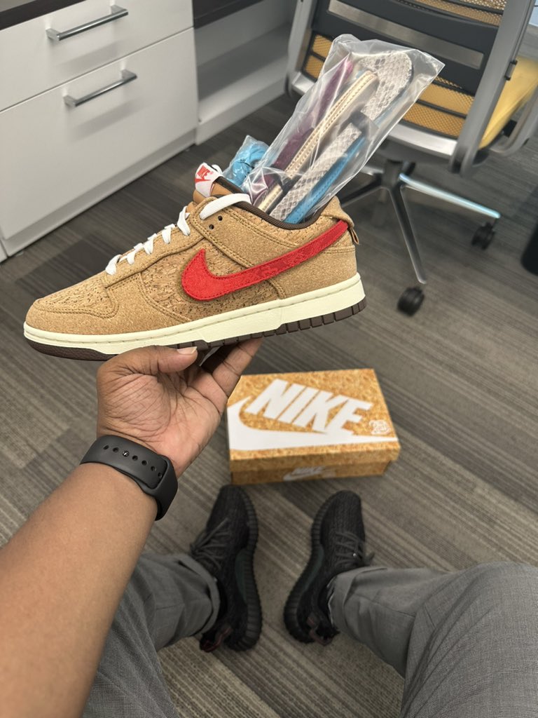Definitely very satisfied with these in hand now! Really dope shoe. #CLOT x #Nike Dunk Low “Cork 20th Anniversary”. Good raffle win.

#SNKRS #Sneakers #Kicks #WDYWT #WOMFT #YourSneakersAreDope #WearYourSneakers #WearYourKicks #KOTD #SNKRSLiveHeatingUp #Sneakerhead #Dunk #DunkLow