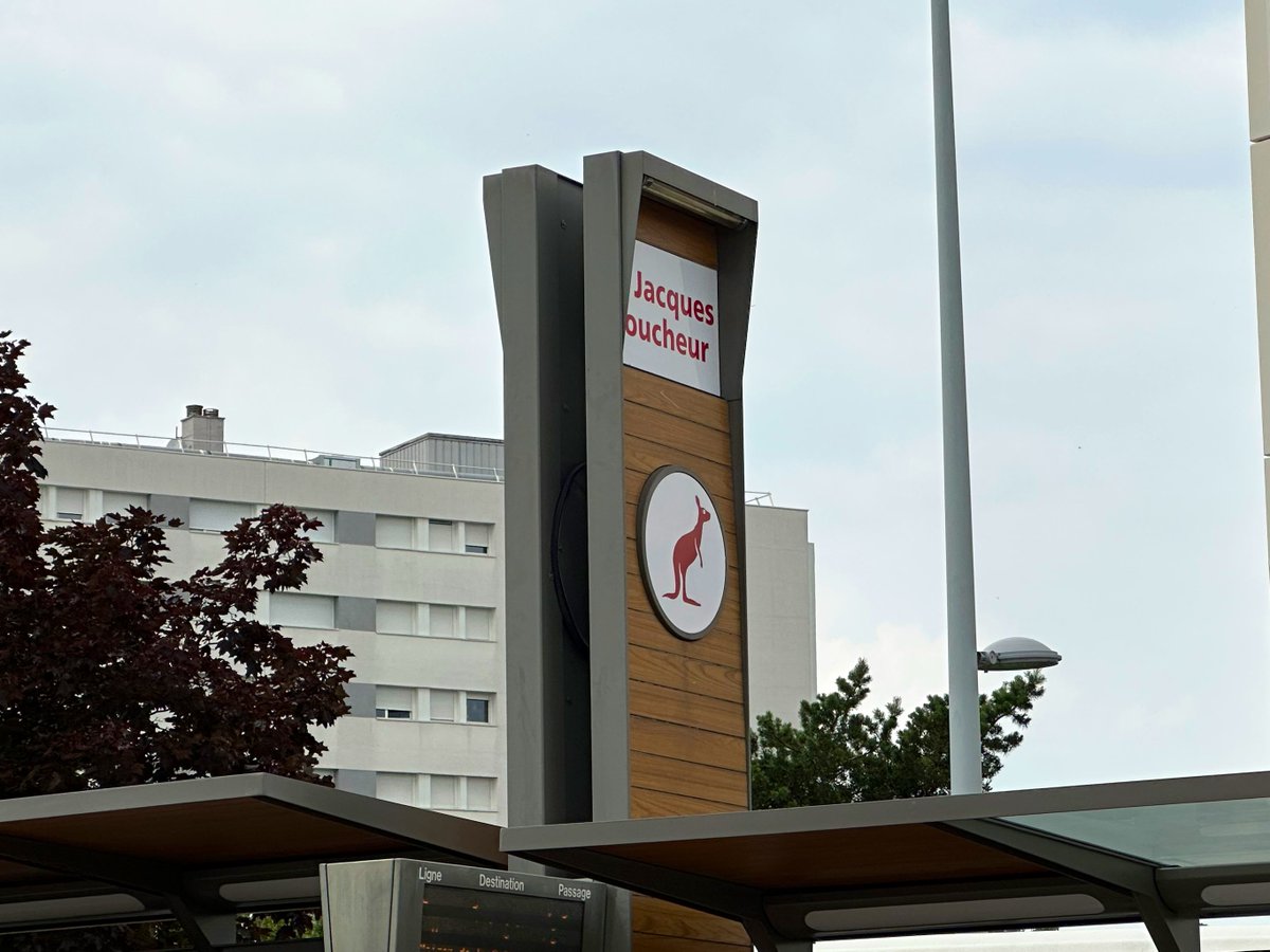 tristan_sacha's tweet image. [🚏#Transports] — #T2C

Le déploiement de la signalétique pour améliorer l’accessibilité de la ligne de #tramway @TramA_T2C reprend à l’occasion de la rénovation des stations.

Léon Blum gagne le pictogramme « Dauphin🐬», St Jacques Loucheur celui de « Kangourou🦘».

#ClermontFd