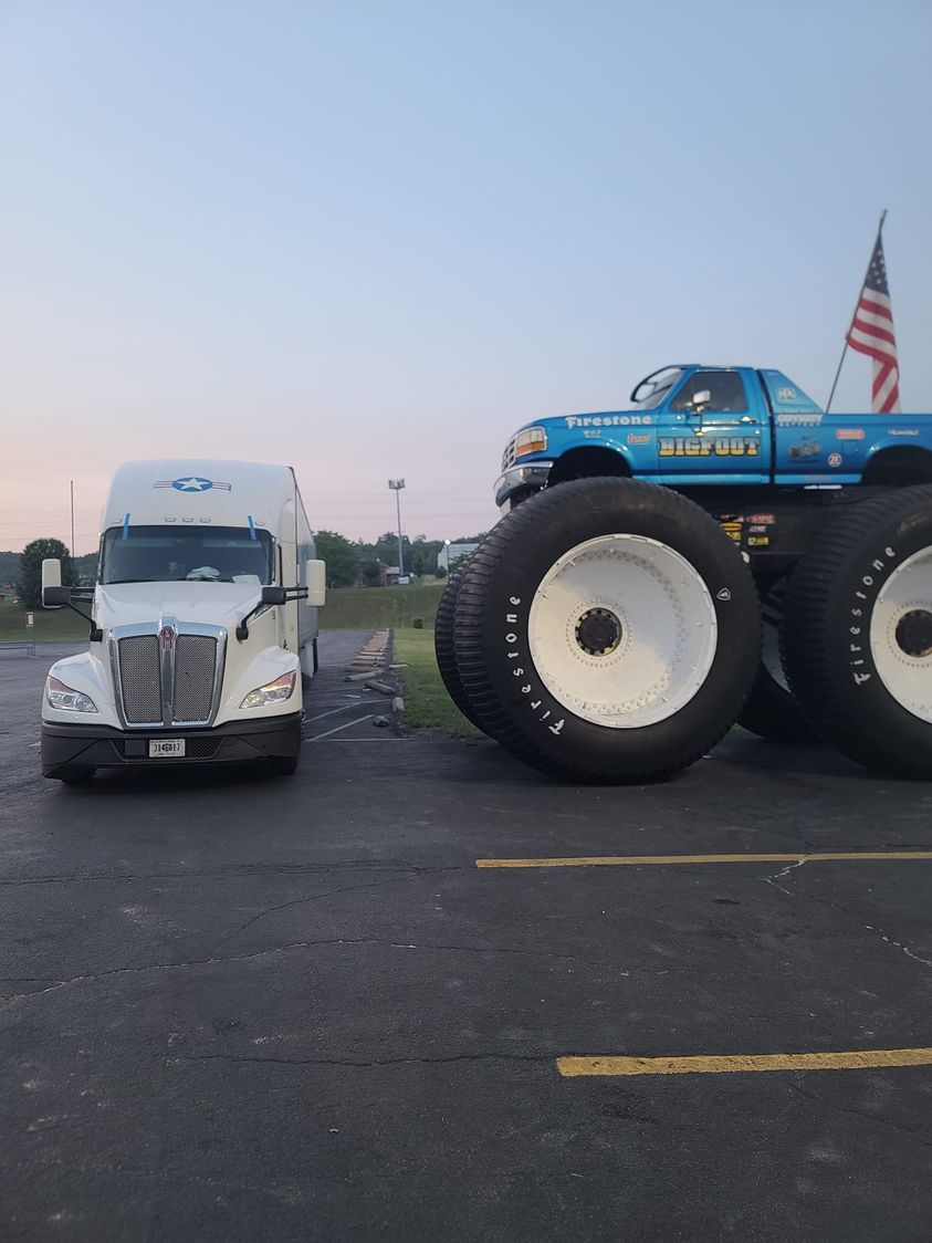 Who's the big guy now? 🤣
#trucking #monstertruck