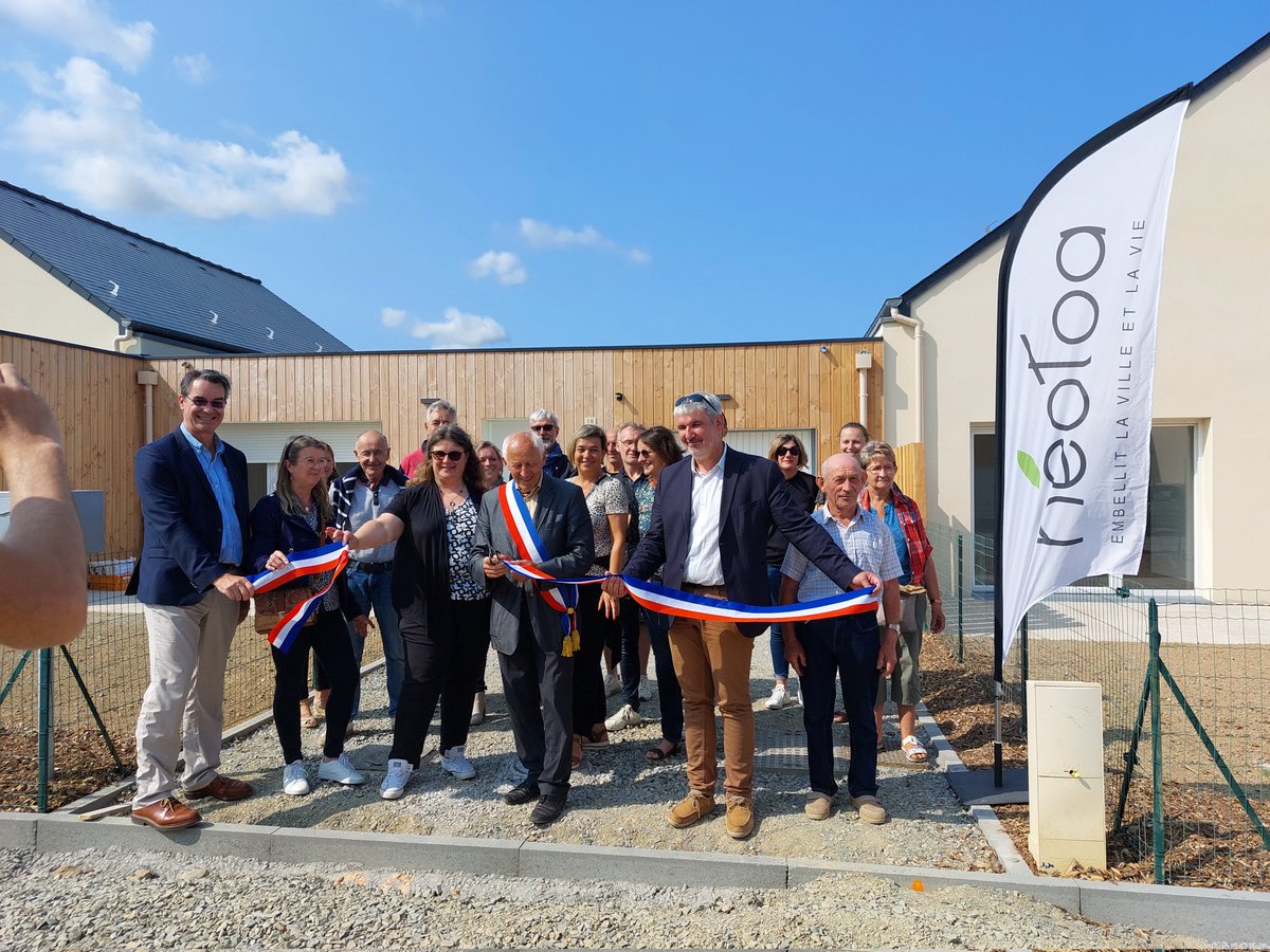 C'est en ce moment,  à Plouasne ! Remise de clefs pour 10 nouveaux logements individuels seniors par Néotoa, tout près du bourg.