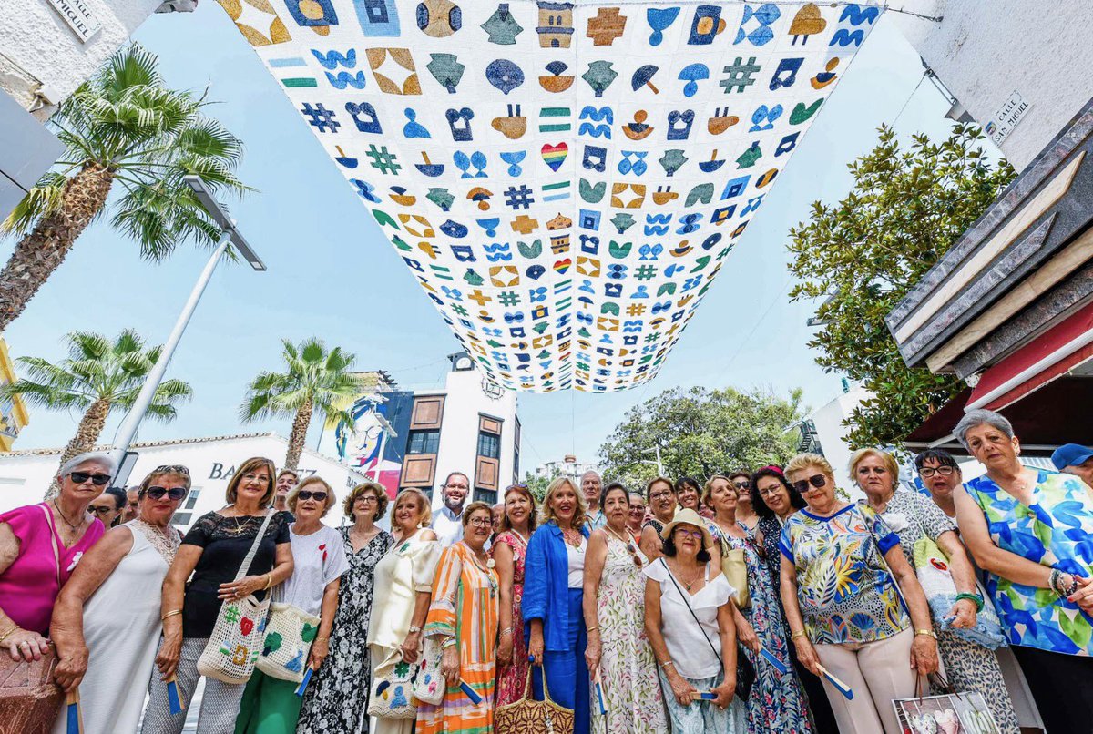 Las más de veinte mujeres del Centro de Participación Activa del Pozuelo han hecho este regalo tan original, inspirado en los pictogramas de la marca “Torremolinos,el Origen del Paraíso” una maravilla que aportará un poquito más de sombra a la Plaza Costa del Sol. 
#Torremolinos