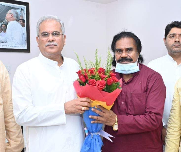 nandksai's tweet photo. राज्य औद्योगिक विकास निगम के अध्यक्ष नियुक्त एवं कैबिनेट मंत्री का  दर्जा मिलने के पश्चात मुख्यमंत्री श्री भूपेश बघेल जी  से मुलाकात कर धन्यवाद ज्ञापित किया ।

निश्चय ही कांग्रेस पार्टी द्वारा दी गई  दायित्व को पूरी निष्ठा पूर्वक निर्वहन करुंगा !
@INCChhattisgarh 
@bhupeshbaghel https://t.co/oUNuOSjy0c