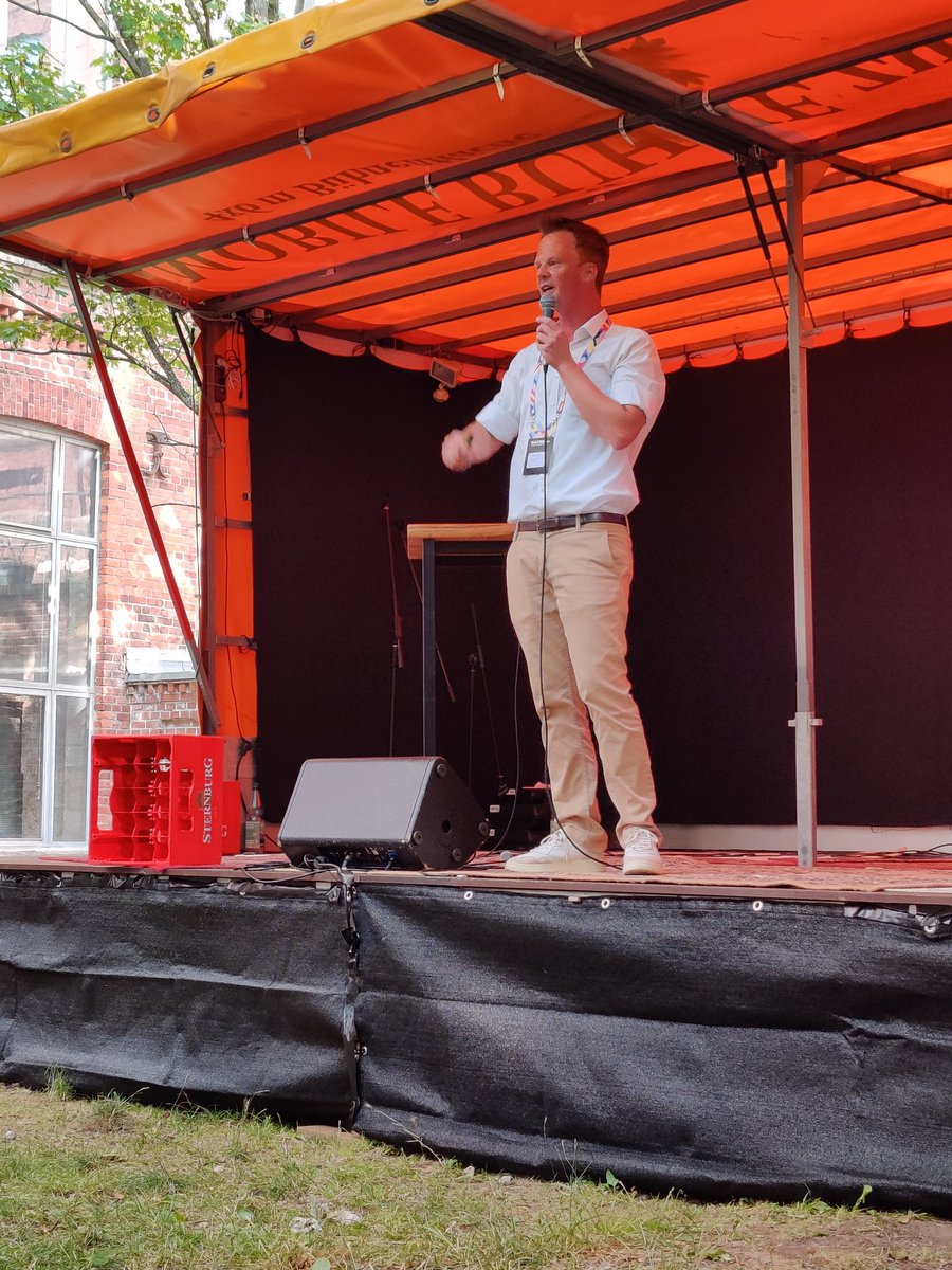 netscripter's tweet image. #Sternburg-Chef Martin Zapf verteilt erstmal Freibier.

#MACHN23