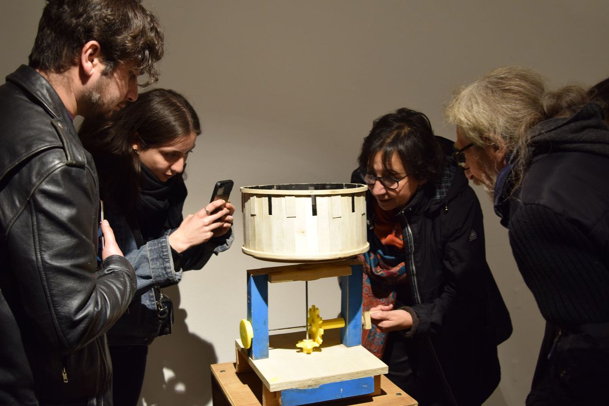 balm_artejoven's tweet image. 📸 Registro de #LAB2 "El muro es lava", la nueva muestra de los Laboratorios de Artes Visuales en #BAJRM. 🌋

🏙  Te esperamos de lunes a viernes, de 17 a 20 horas, en nuestra #GaleríaRM, ubicada en el segundo piso de Av. Balmaceda 1215.

🔥 #Arte #Joven #CreaciónColectiva 🤝