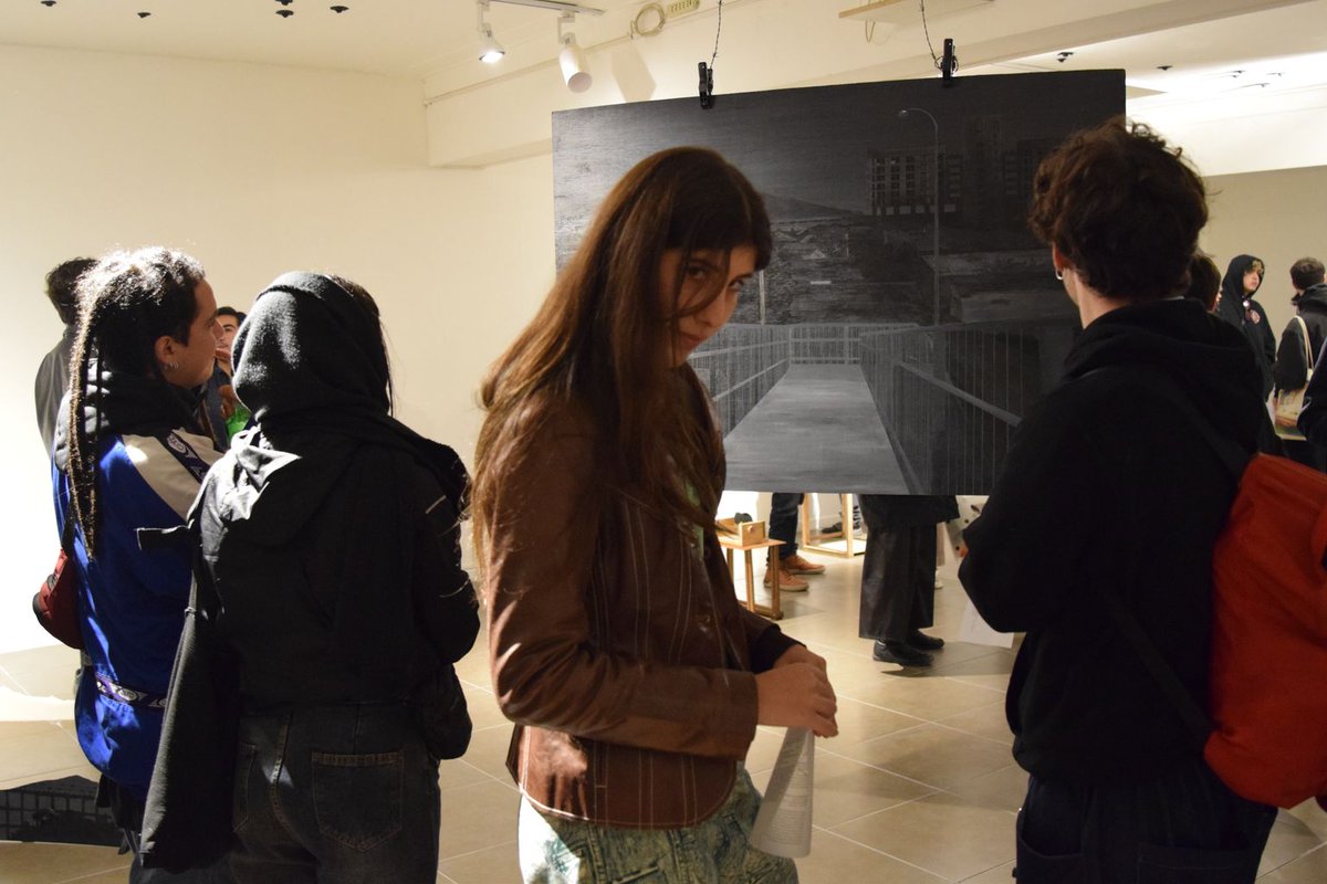 balm_artejoven's tweet image. 📸 Registro de #LAB2 "El muro es lava", la nueva muestra de los Laboratorios de Artes Visuales en #BAJRM. 🌋

🏙  Te esperamos de lunes a viernes, de 17 a 20 horas, en nuestra #GaleríaRM, ubicada en el segundo piso de Av. Balmaceda 1215.

🔥 #Arte #Joven #CreaciónColectiva 🤝