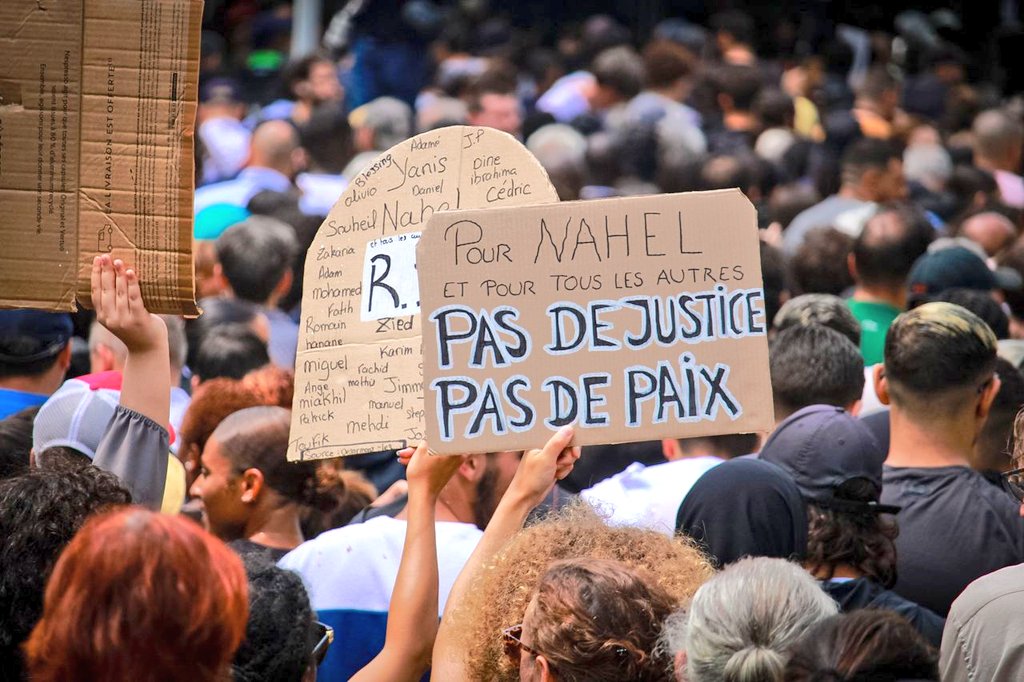 Deputee_Obono's tweet photo. 📢 "Pour Nahel et tous les autres, pas de justice, pas de paix !"✊🏾
Impressionnante marche blanche, digne et déterminée, en mémoire de Nahel, jeune habitant de Nanterre de 17 ans tué à bout portant par un policier lors d'un contrôle routier. https://t.co/L1ioRJswM4