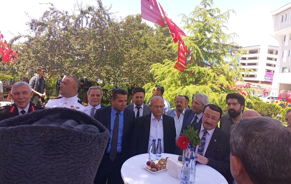 KadimAsiretler's tweet photo. Genel başkanımız ve Üst Kurul Üyelerimiz, Valimiz sayın Ozan Balcı' nın öncülüğünde düzenlenen ve bir çok resmi kurumun da yer aldığı bayramlaşma programına davet üzerine katılım sağladılar. Bu anlamlı birliktelik için emeği geçen tüm kurumlarımıza teşekkür ederiz. https://t.co/yGpsJmZtdT