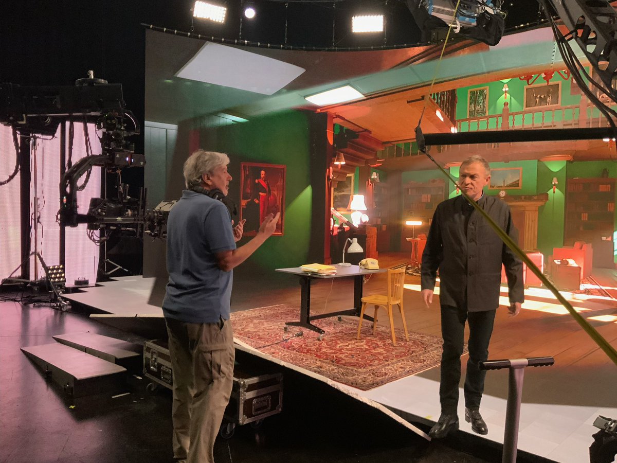 Aujourd’hui, tournage d’un épisode de 
de la 2eme saison de #hondelatteraconte pour @canalplus ! Banzai ! 
⬇️ le réalisateur Bernard Faroux et ma pomme sur le plateau XR de @PureviewStudios !