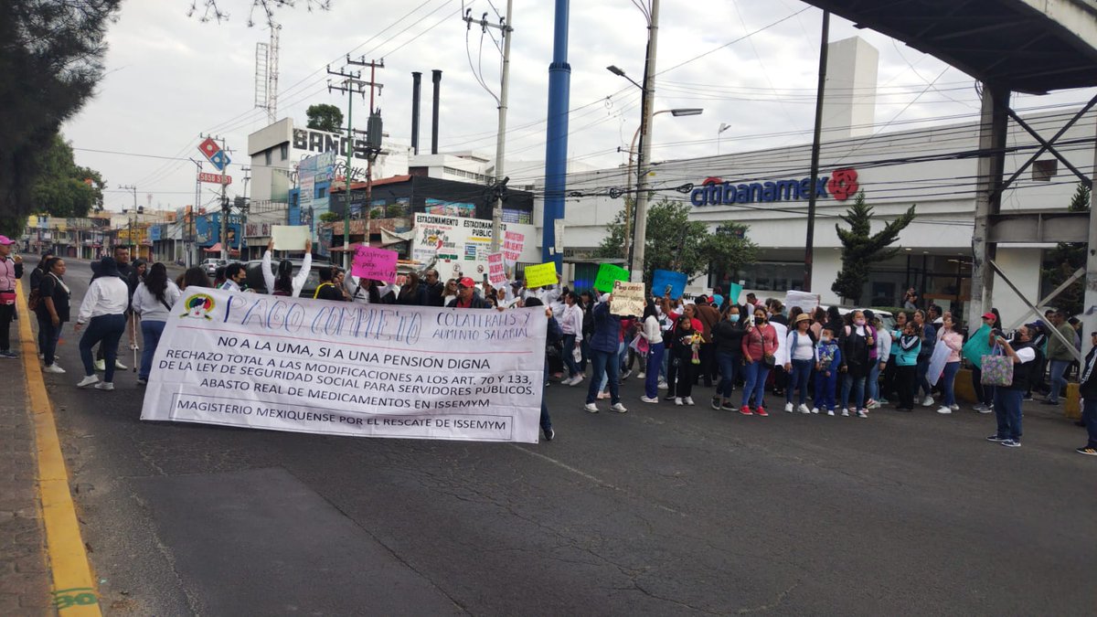 infopolitano's tweet photo. #Bloqueo | Miles de maestros continúan con las manifestaciones en diversos puntos del #Edomex. Aseguran que no se retirarán hasta que reciban la atención de @alfredodelmazo https://t.co/G7K4MwwLps
