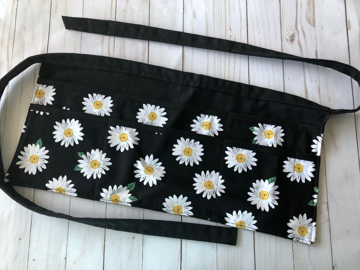 Black Daisy apron for Preschool teachers and Kindergarten Teachers tuppu.net/833cff16 #etsymntt #craftbuzz #TeacherApron