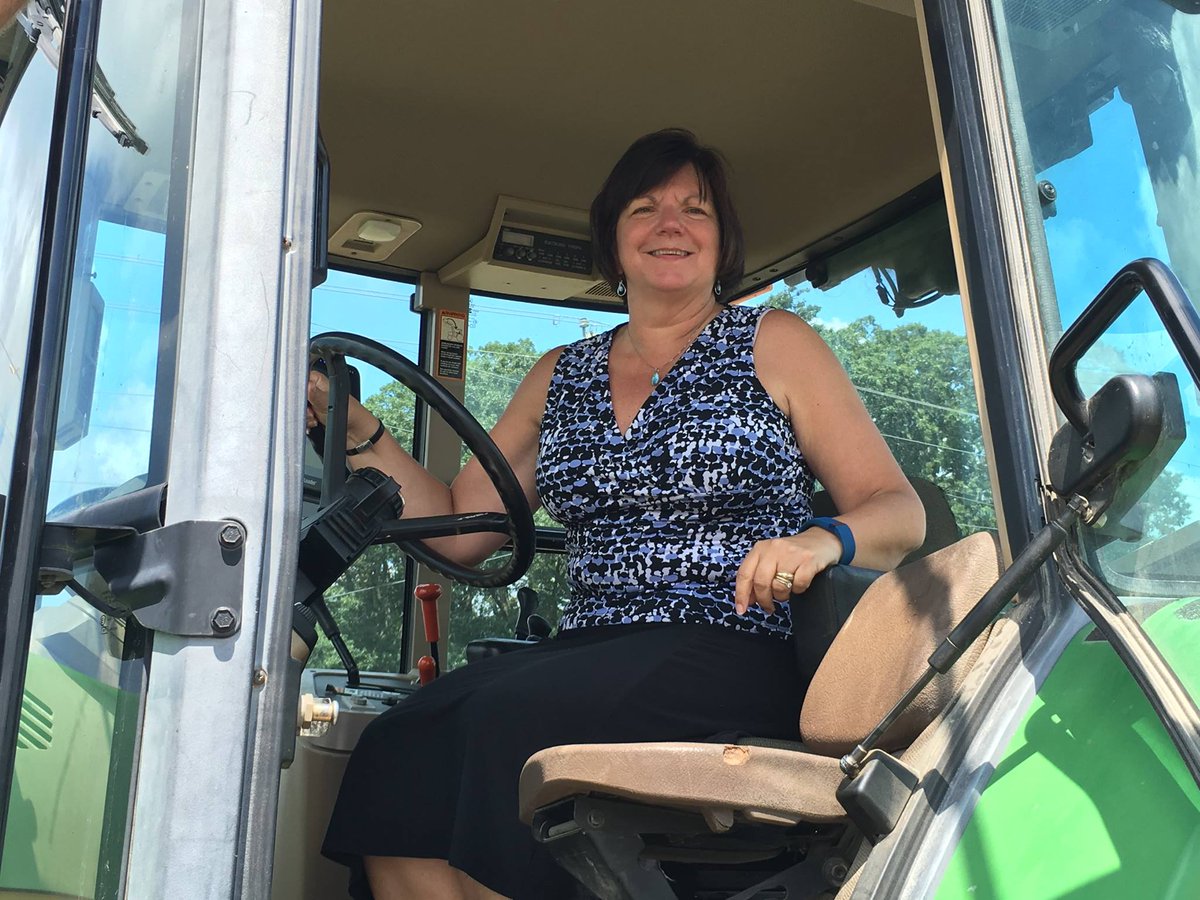 UDcanr's tweet photo. After more than four decades in Cooperative Extension at three land-grant universities, @UDelaware celebrates the career to our visionary @UDExtension director Michelle Rodgers. https://t.co/eVlpfAjagZ #UDel #UDExt @psuextension @MSUExtension https://t.co/Y003BPorQO