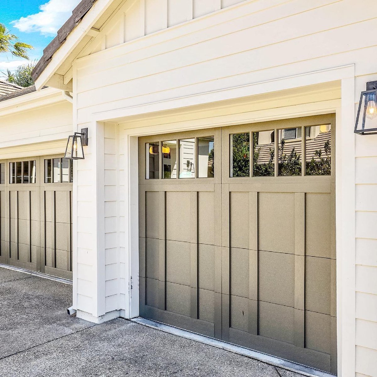 chiohd's tweet photo. Current obsession...BRONZE! What do you think about our steel overlay doors in bronze instead of a classic white? 👀

Design yours on DoorVisions: https://t.co/R913nggLPa https://t.co/ubUOJbc9bJ