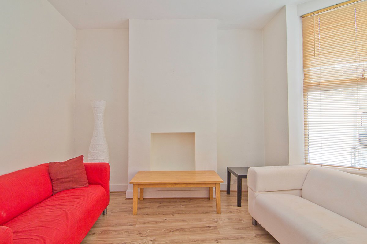 GJamesProperty's tweet photo. #ToLet  | Pennethorne Road | #Peckham #SE15

Large 5 double bed, 2 bath #house spanning 1084 sq ft
Local to Peckham's hotspots &amp; transports:
✅private rear garden
✅ground floor WC
✅reception
✅good-size kitchen/diner
✅for sharers/students. 

More info
https://t.co/qfMaOBdaUF https://t.co/B1GQ4hUdQx