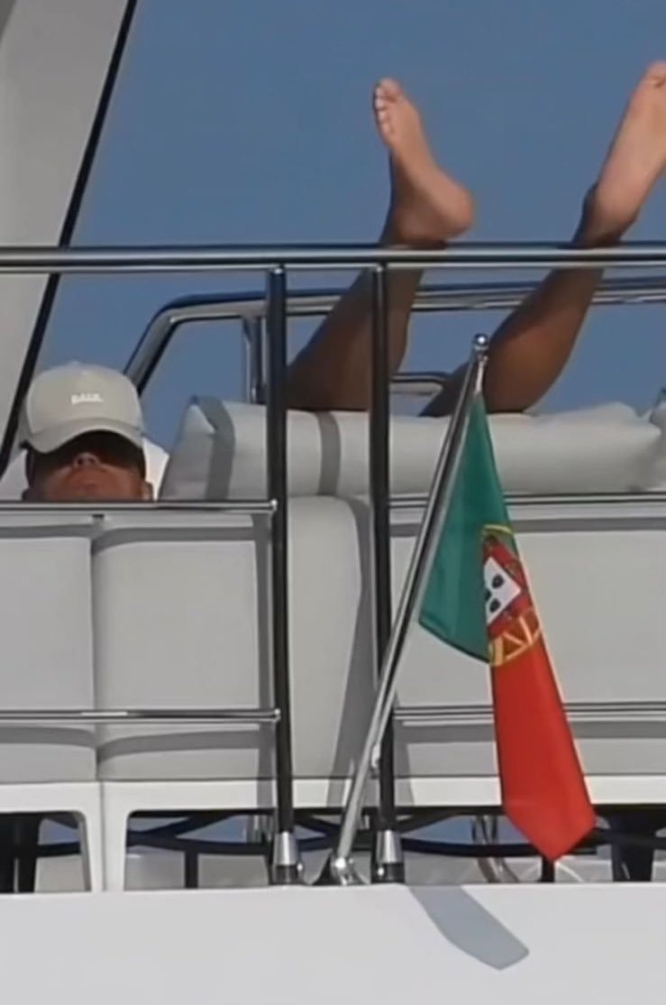 Cristiano Ronaldo sur son yacht aujourd'hui 🇵🇹

Même en dormant il fait des bicyclettes 🔥🔥