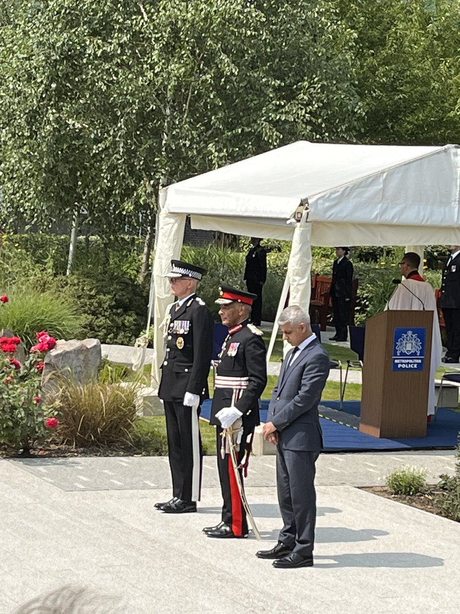 SophieKLinden's tweet photo. This afternoon I joined family and friends of @metpoliceuk officers who lost their lives in the line of duty. It’s an important moment to remember them and their courage and sacrifice https://t.co/Ibwwza0MMG