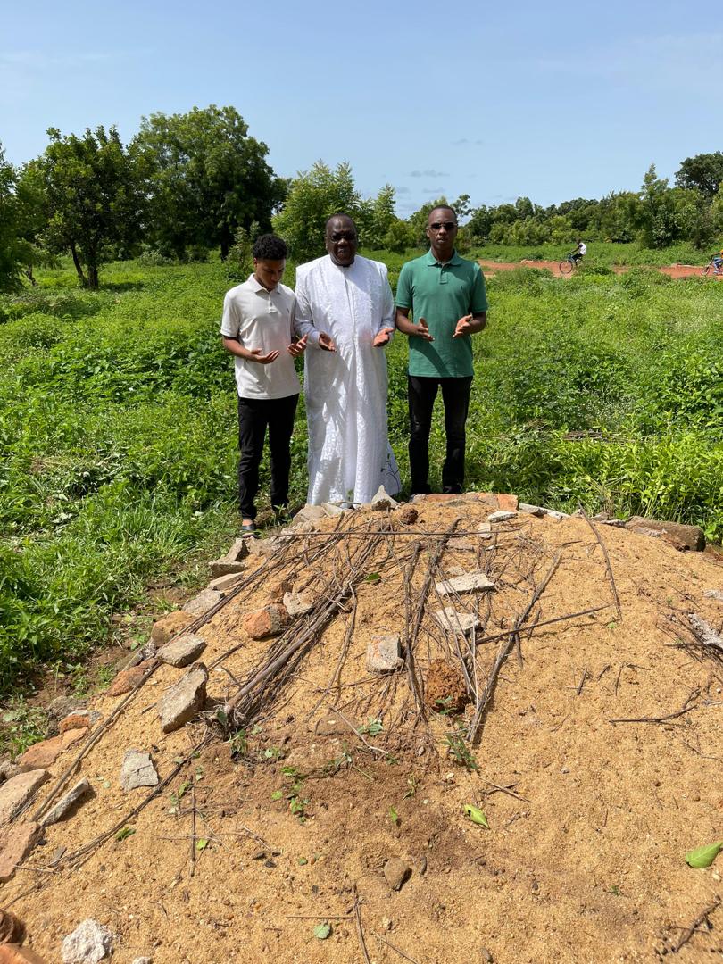 Moment de recueillement sur la tombe de ma mère Hadja Saran Komah au cimetière de Kankan.