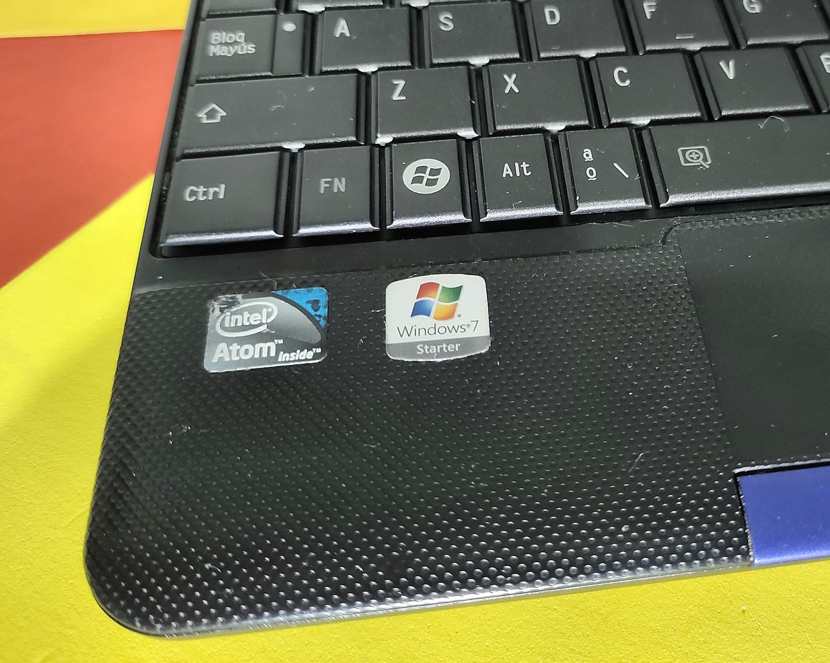 UyRetrocompUy's tweet photo. No es precisamente algo muy "Retro", pero Windows 7 tiene ya casi 14 años.
Toshiba NB515, con un Intel Atom N2600 @1.6GHz, 2GB de RAM y disco de 300 GB
#retropc #pcretro #uyretrocomputación #retrocomputer #retrocomputacion #netbook  #Windows7 #Toshiba #netbooktoshiba #nb515 https://t.co/0rJOTmBkmC