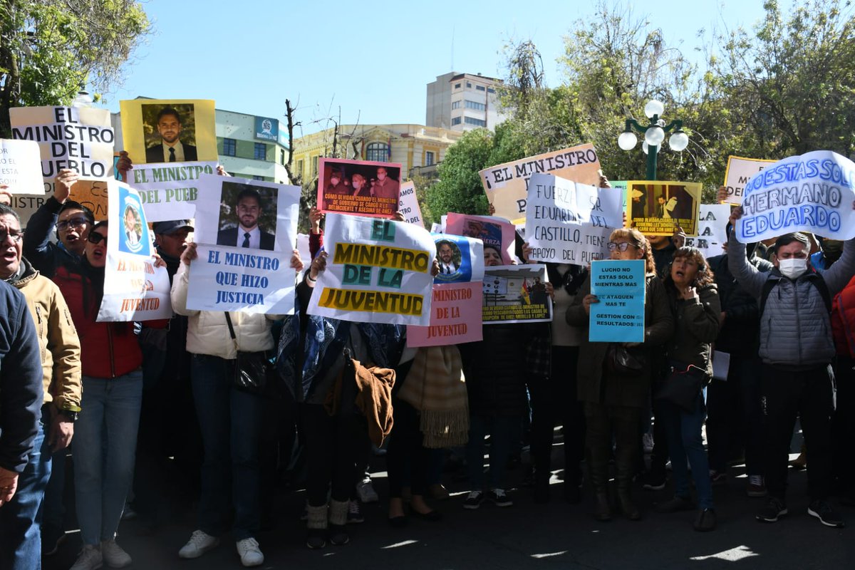 pagina_siete's tweet image. #P7Informa 
Un grupo de simpatizantes del ministro de Gobierno, #EduardoDelCastillo, acudió a la #PlazaMurillo para pedir su ratificación. / Fotos: APG