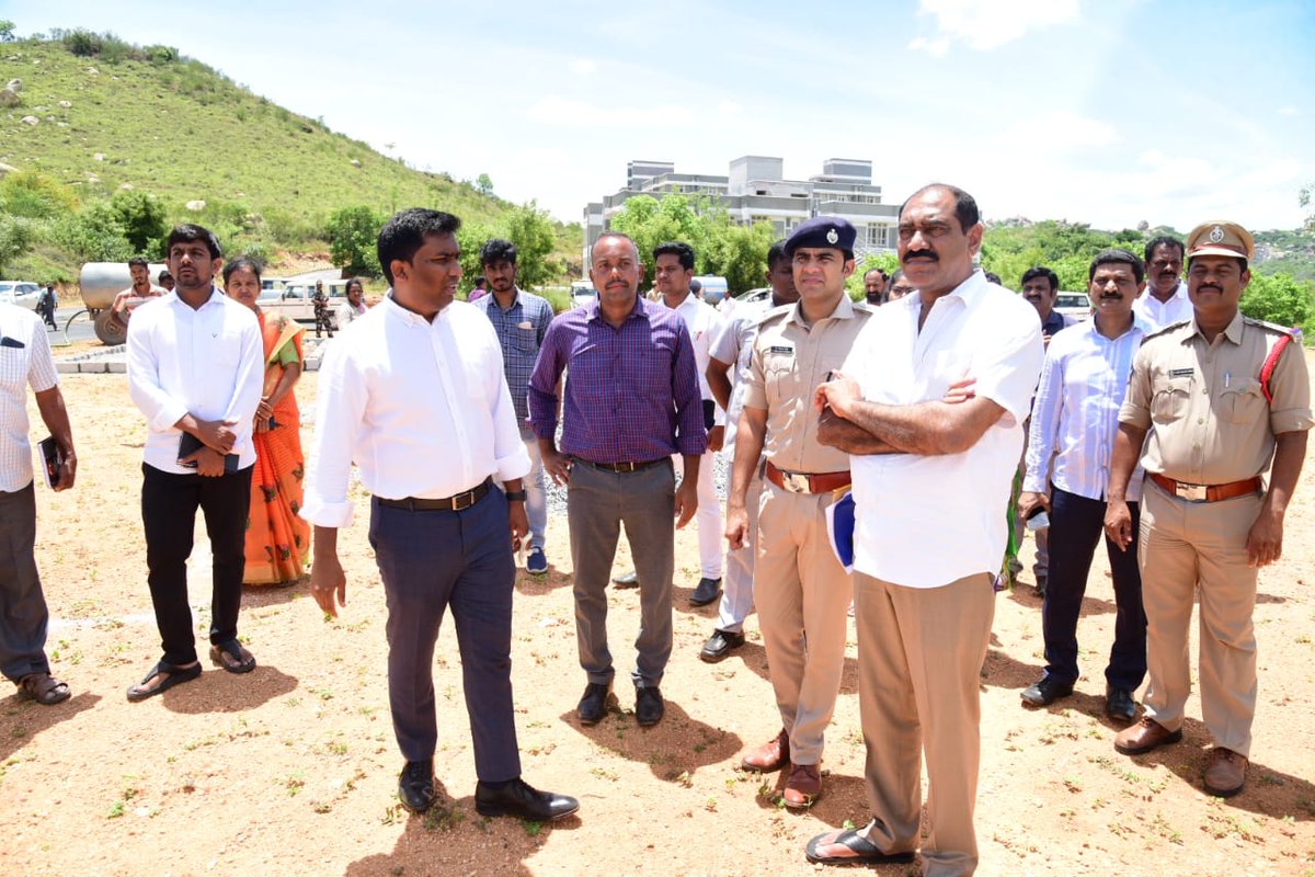 CollectorC72819's tweet photo. జూన్ 29:రాష్ట్ర ముఖ్యమంత్రి గారు చిత్తూరు పర్యటన సందర్భంగా  చీలాపల్లి సమీపంలో ఉన్న సీఎంసి  ఆసుపత్రి ఆవరణలో ఏర్పాటు చేసే హెలిప్యాడ్, కళాశాలకు భూమిపూజకు సంబంధించి    పనులను ఎమ్మెల్సీ మరియు రాష్ట్ర ముఖ్యమంత్రి పర్యటనల సమన్వయకర్త   తలశీల రఘురామ్ తో కలసి  జిల్లా కలెక్టర్ పరిశీలించారు. https://t.co/Gp2w6maW1C