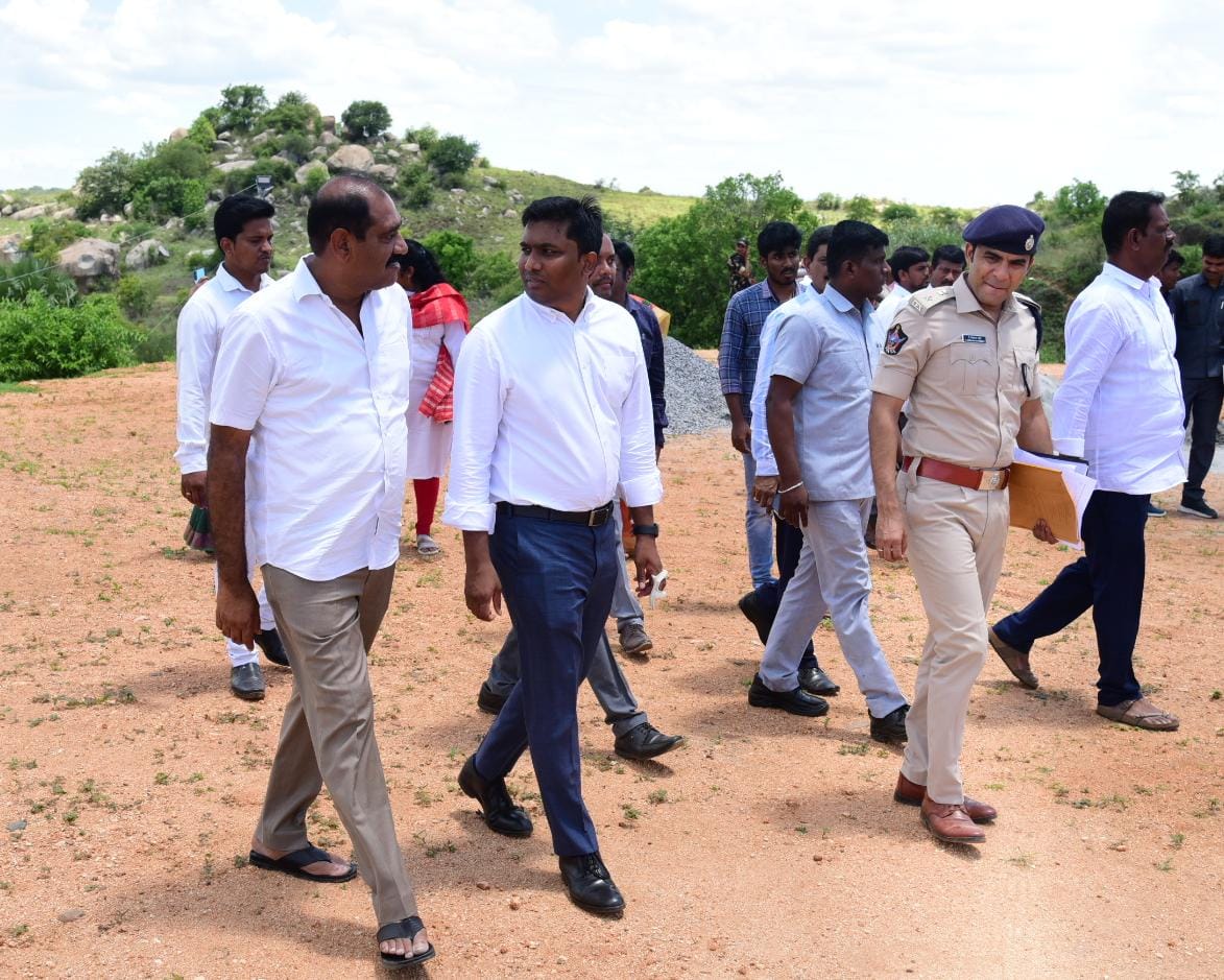 CollectorC72819's tweet photo. జూన్ 29:రాష్ట్ర ముఖ్యమంత్రి గారు చిత్తూరు పర్యటన సందర్భంగా  చీలాపల్లి సమీపంలో ఉన్న సీఎంసి  ఆసుపత్రి ఆవరణలో ఏర్పాటు చేసే హెలిప్యాడ్, కళాశాలకు భూమిపూజకు సంబంధించి    పనులను ఎమ్మెల్సీ మరియు రాష్ట్ర ముఖ్యమంత్రి పర్యటనల సమన్వయకర్త   తలశీల రఘురామ్ తో కలసి  జిల్లా కలెక్టర్ పరిశీలించారు. https://t.co/Gp2w6maW1C