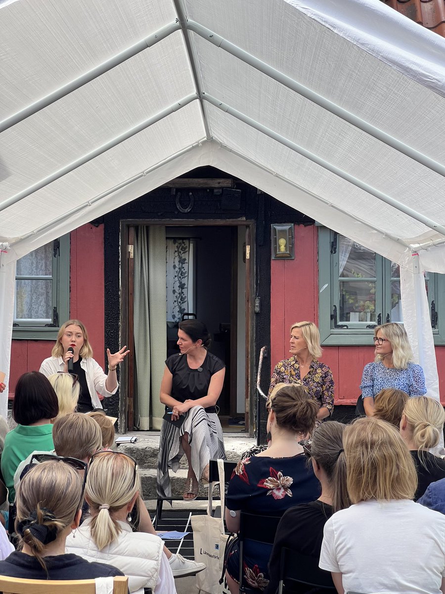 Läromedelsförfattarna bjöd idag in mig för att kommentera på deras panelsamtal. Ett samtal där elevperspektivet är otroligt viktigt! Jag lyfte bland annat att eleverna måste få delta i inköpet av läromedel på sin skola i samråd med sina lärare.
