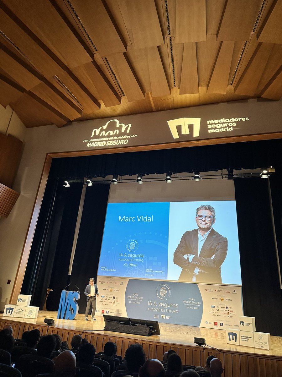 Escuchando a  <a href="/marcvidal/">MΛRC VIDΛL</a> hablar de #InteligenciaArtificial en  #MADRIDSEGURO