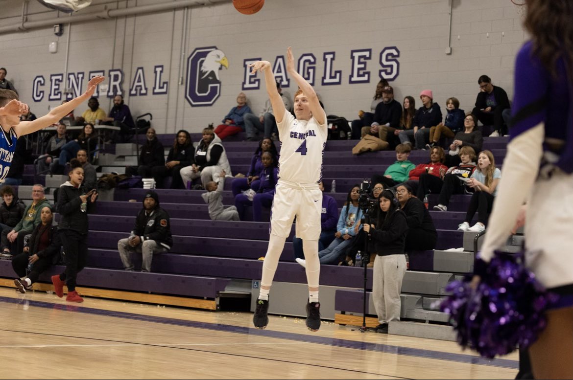 We are excited to welcome Ethan Wiley! Ethan is a 6’ guard from Omaha Central HS, where he averaged 8.5ppg and shot 39% from the 3pt. line as a senior. He brings 3pt. shooting and depth at the guard position to Central. Welcome, Ethan!