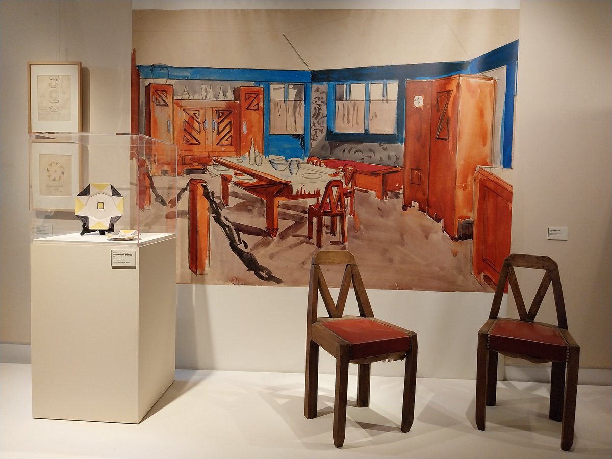 🎨 Exposition "Jeanne Malivel, une artiste engagée" à la <a href="/bibforney/">Bibliothèque Forney</a>.

Le #centreBretagne (Loudéac notamment) a été le lieu de ses créations les plus marquantes de sa courte carrière (10 ans).
Une mise en lumière remarquable sur son talent et sa modernité !
bibliothequeforney.wordpress.com/2022/01/26/jea…