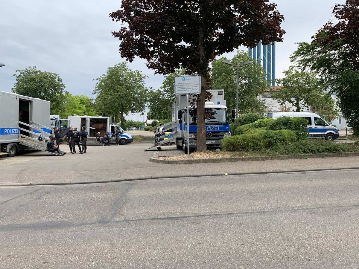 thenmakeachange's tweet photo. Der Fuhr-, Pferde- und Bull*innenpark  in #Rottweil war exorbitant. Ca. 50 Mannschaftswagen + Pferdetransporter wurden aufgeboten, um die #AfDFaschisten* vor dem Rest der Gesellschaft, den jene vernichten wollen, zu schützen.

#rw2906 https://t.co/ffFVk8dkJL