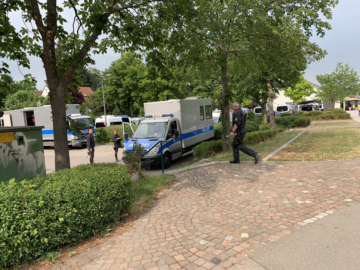 thenmakeachange's tweet photo. Der Fuhr-, Pferde- und Bull*innenpark  in #Rottweil war exorbitant. Ca. 50 Mannschaftswagen + Pferdetransporter wurden aufgeboten, um die #AfDFaschisten* vor dem Rest der Gesellschaft, den jene vernichten wollen, zu schützen.

#rw2906 https://t.co/ffFVk8dkJL