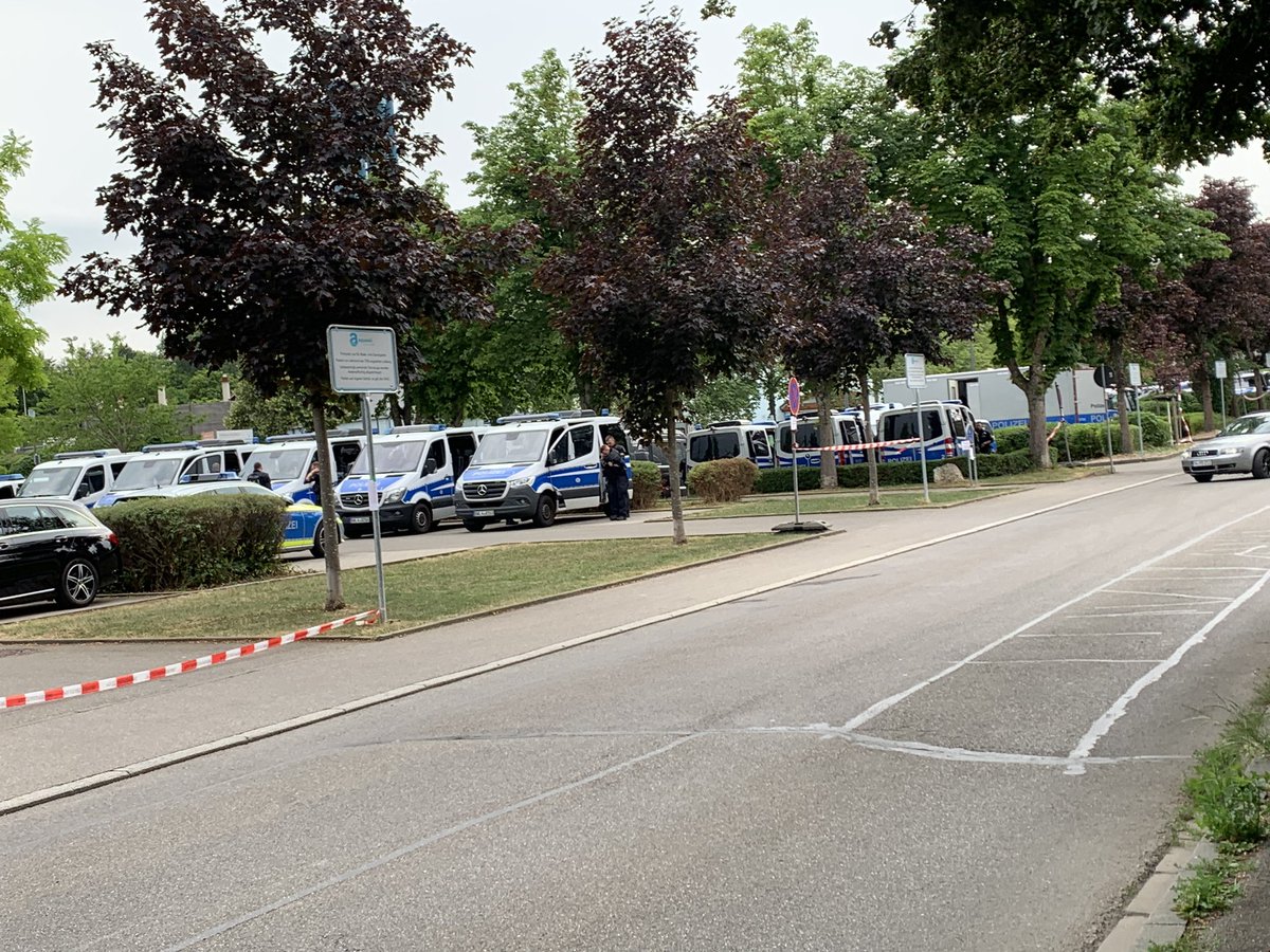 thenmakeachange's tweet photo. Der Fuhr-, Pferde- und Bull*innenpark  in #Rottweil war exorbitant. Ca. 50 Mannschaftswagen + Pferdetransporter wurden aufgeboten, um die #AfDFaschisten* vor dem Rest der Gesellschaft, den jene vernichten wollen, zu schützen.

#rw2906 https://t.co/ffFVk8dkJL