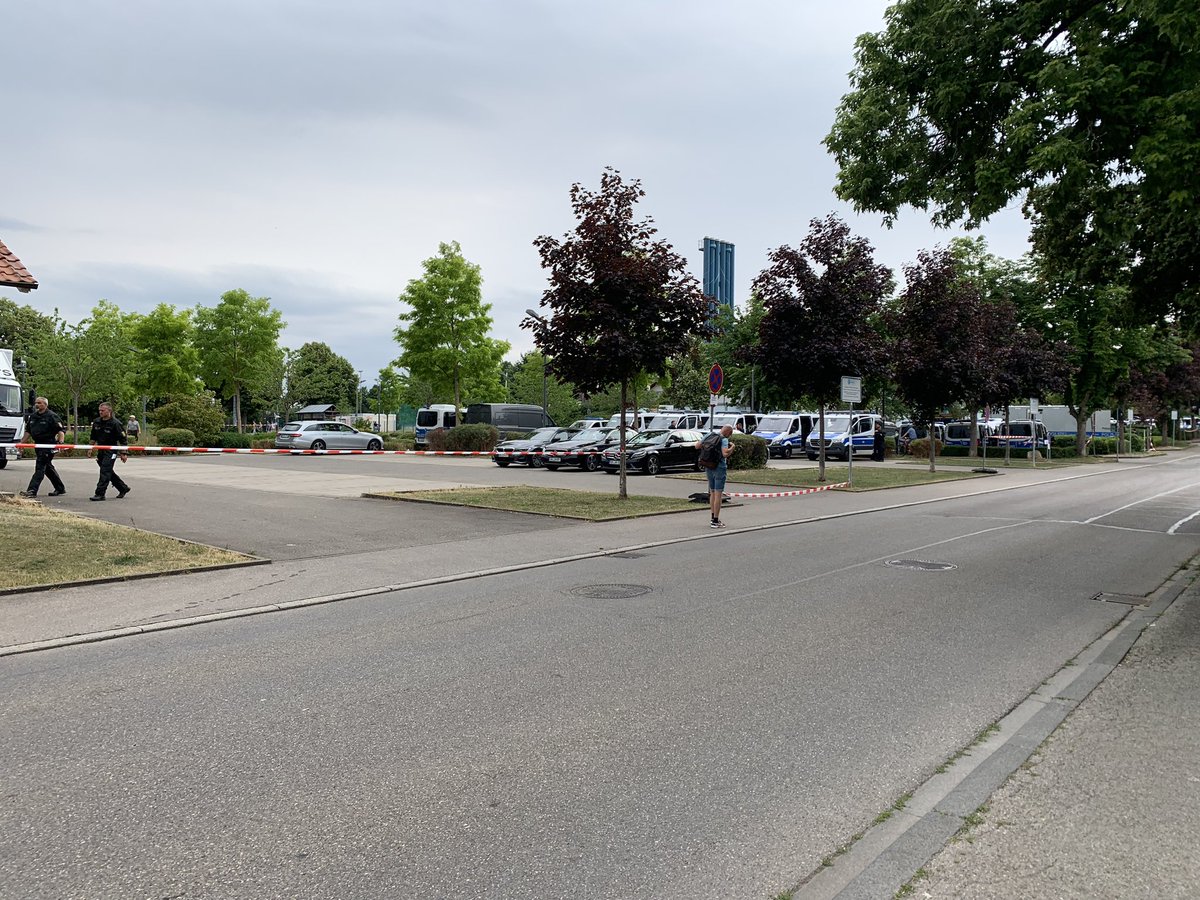 thenmakeachange's tweet photo. Der Fuhr-, Pferde- und Bull*innenpark  in #Rottweil war exorbitant. Ca. 50 Mannschaftswagen + Pferdetransporter wurden aufgeboten, um die #AfDFaschisten* vor dem Rest der Gesellschaft, den jene vernichten wollen, zu schützen.

#rw2906 https://t.co/ffFVk8dkJL