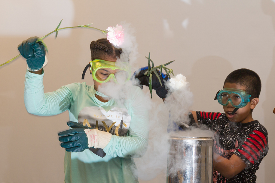 JLab_News's tweet photo. Physics Fests are back! Register now to reserve your spot in this part-experiment, part-demonstration, all-free program that features entertaining and educational displays of cryogenics and plasmas!

#STEM #StopSummerBrainDrain #SummerLearning #Free

https://t.co/atF6CGsr9W https://t.co/7nIS2q4qA8