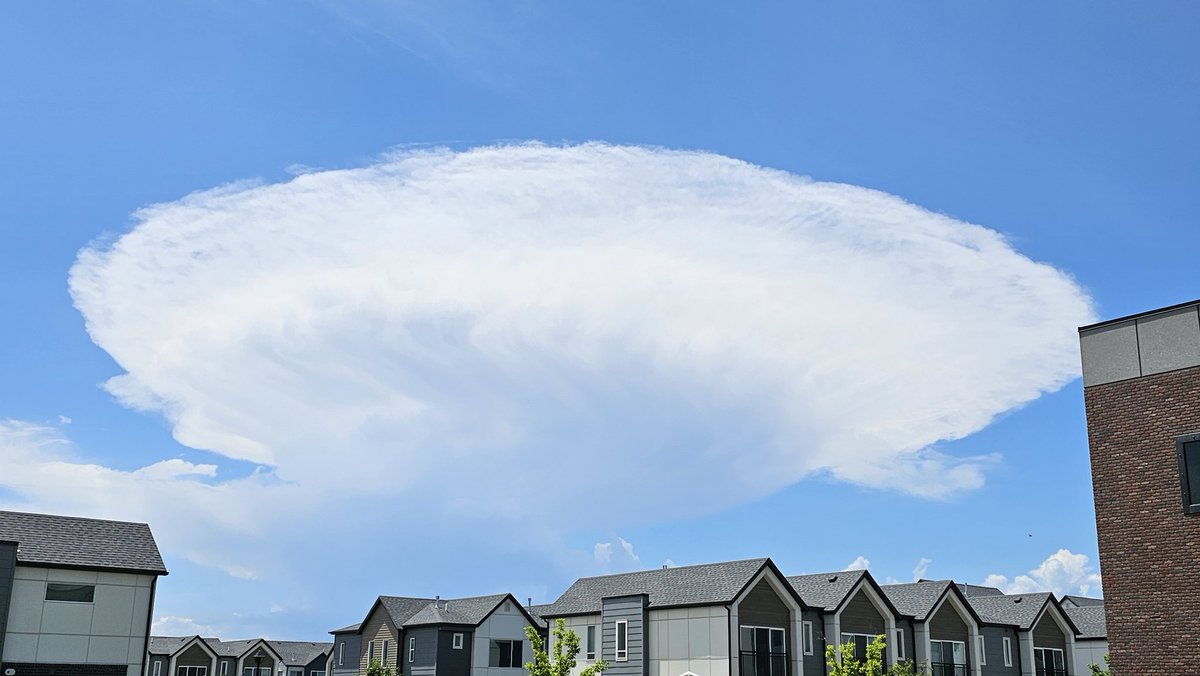 youtah's tweet photo. Ok fellow #wxgeeks check out this #cloud! Anvil shaped cumulonimbus coming right at me!

#utwx #wx #StormHour #weather https://t.co/Ph5o5EuyV3