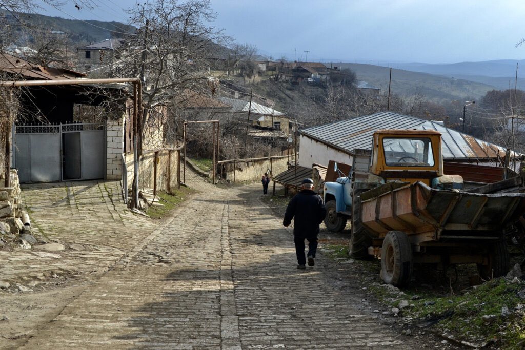 ArtsakhOmbuds's tweet photo. Under the pretext of retaliatory measures based on disinformation spread by 🇦🇿 MoD, on June 29, around 18:10, 🇦🇿 armed forces violated the ceasefire regime by opening fire using small arms on a combine harvester performing agricultural works in the fields of #Chartar community. https://t.co/gIe4rKBDMb