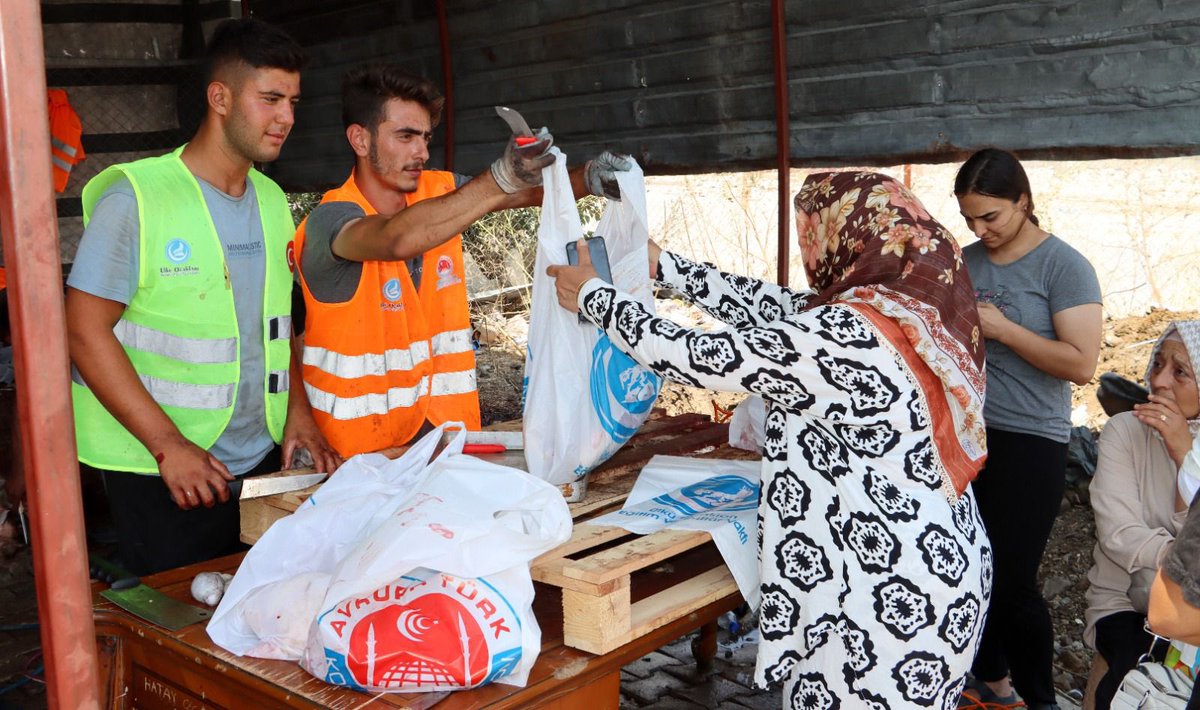 Ulku_Ocaklari's tweet photo. 📍 Hatay

Ülkü Ocakları ve Avrupa Türk 
Konfederasyonu üzerinden bağışlanan kurbanların kesimleri #Hatay’da tamamlanarak Kurban Bayramımızın birinci ve ikinci günü olmak üzere dağıtımları gerçekleştirildi. https://t.co/x3X2BpqMeL