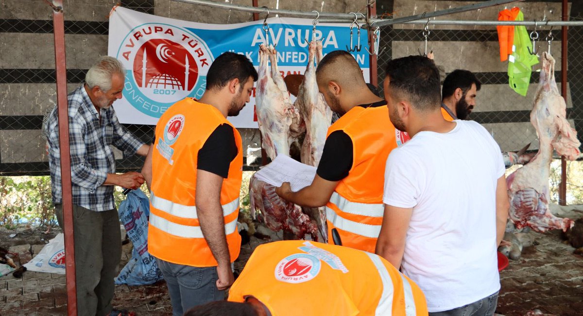 Ulku_Ocaklari's tweet photo. 📍 Hatay

Ülkü Ocakları ve Avrupa Türk 
Konfederasyonu üzerinden bağışlanan kurbanların kesimleri #Hatay’da tamamlanarak Kurban Bayramımızın birinci ve ikinci günü olmak üzere dağıtımları gerçekleştirildi. https://t.co/x3X2BpqMeL