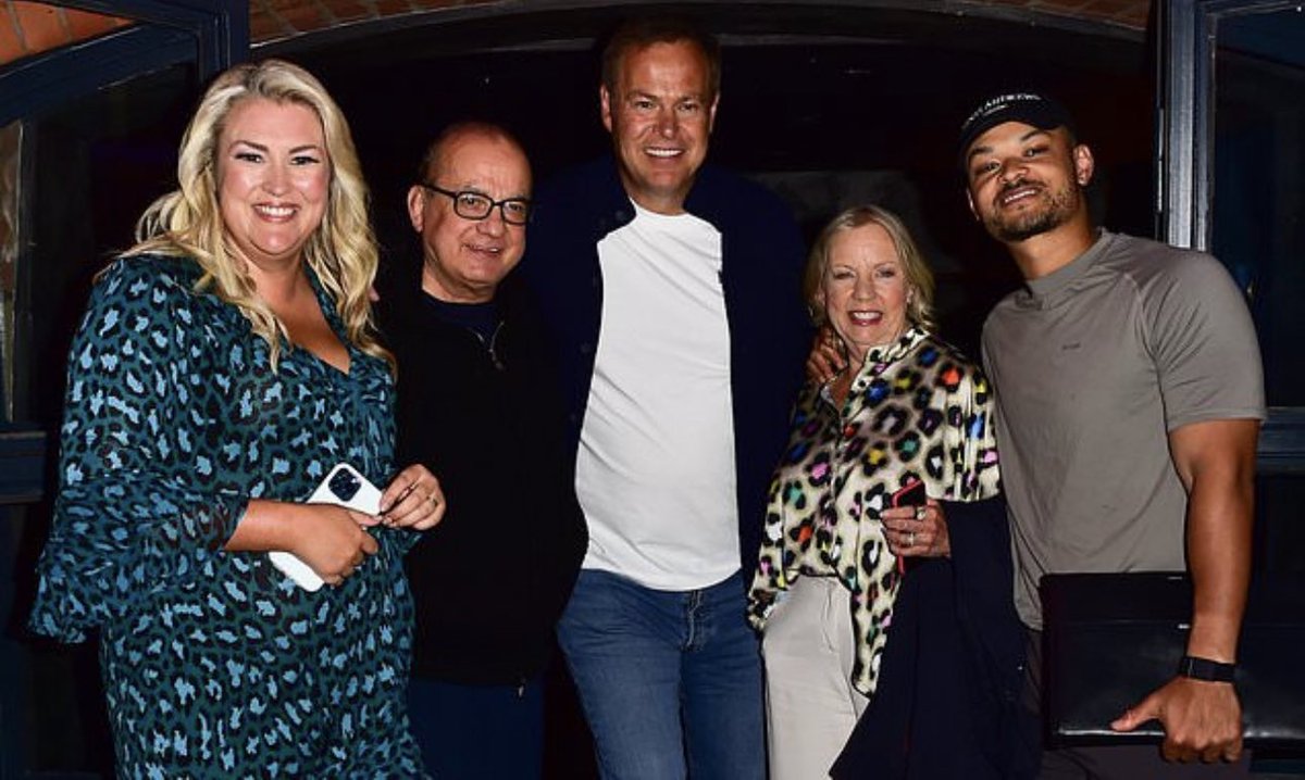 StevenBartlett's tweet photo. DRAGONS DEN SEASON 21 Filming wrapped today!

I’ve had the best time on set this year - incredible entrepreneurs, so many great deals &amp; some magical moments. 

Thanks to the crew, my fellow dragons &amp; all the entrepreneurs.

Can’t wait for y’all to see it. 

Bring on Season 22!❤️ https://t.co/6AfMLcw9g3